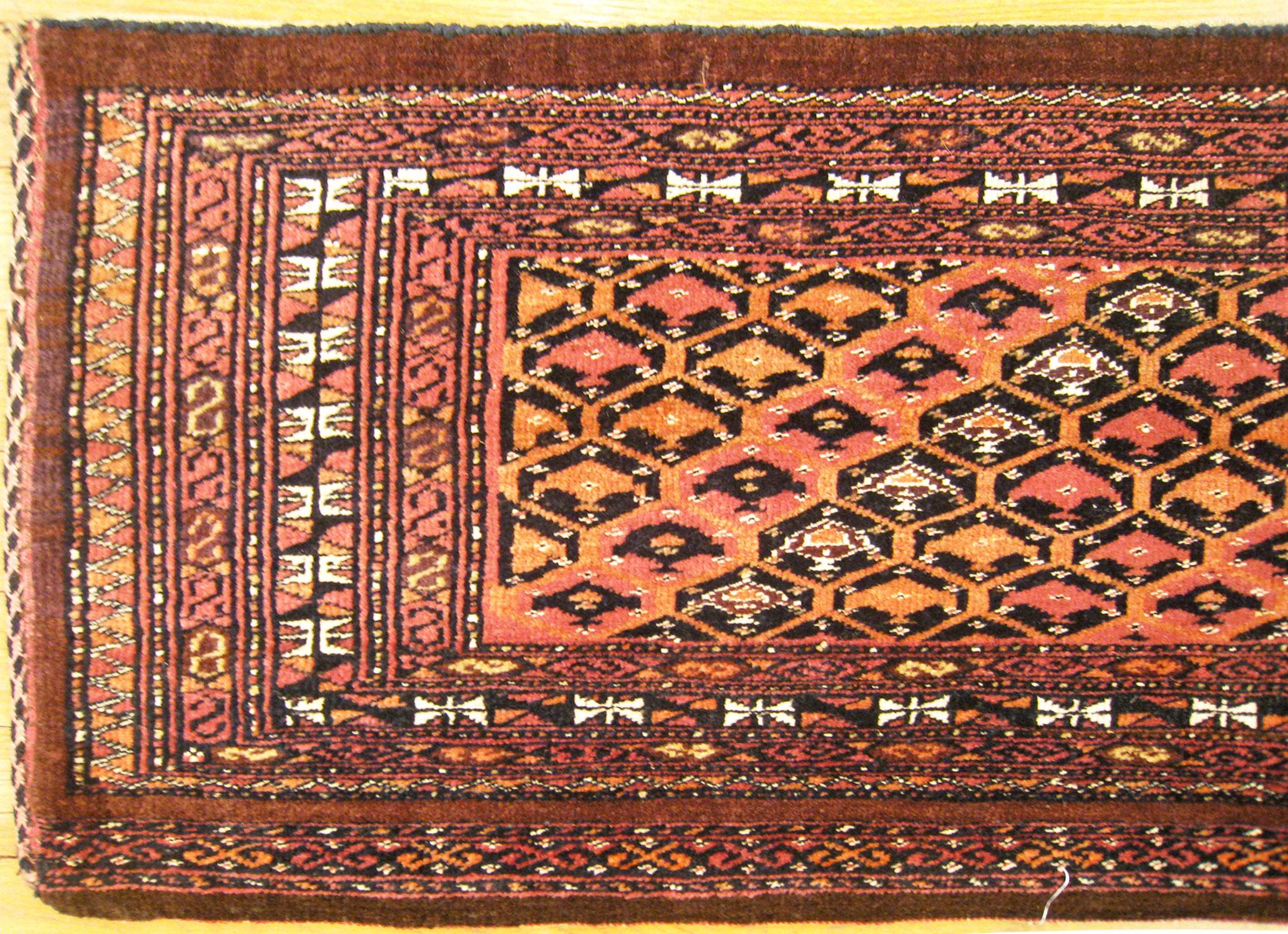 Inizio XX secolo Antico tappeto orientale Turkman Yamut, di piccole dimensioni, con disegno a strisce diagonali in vendita