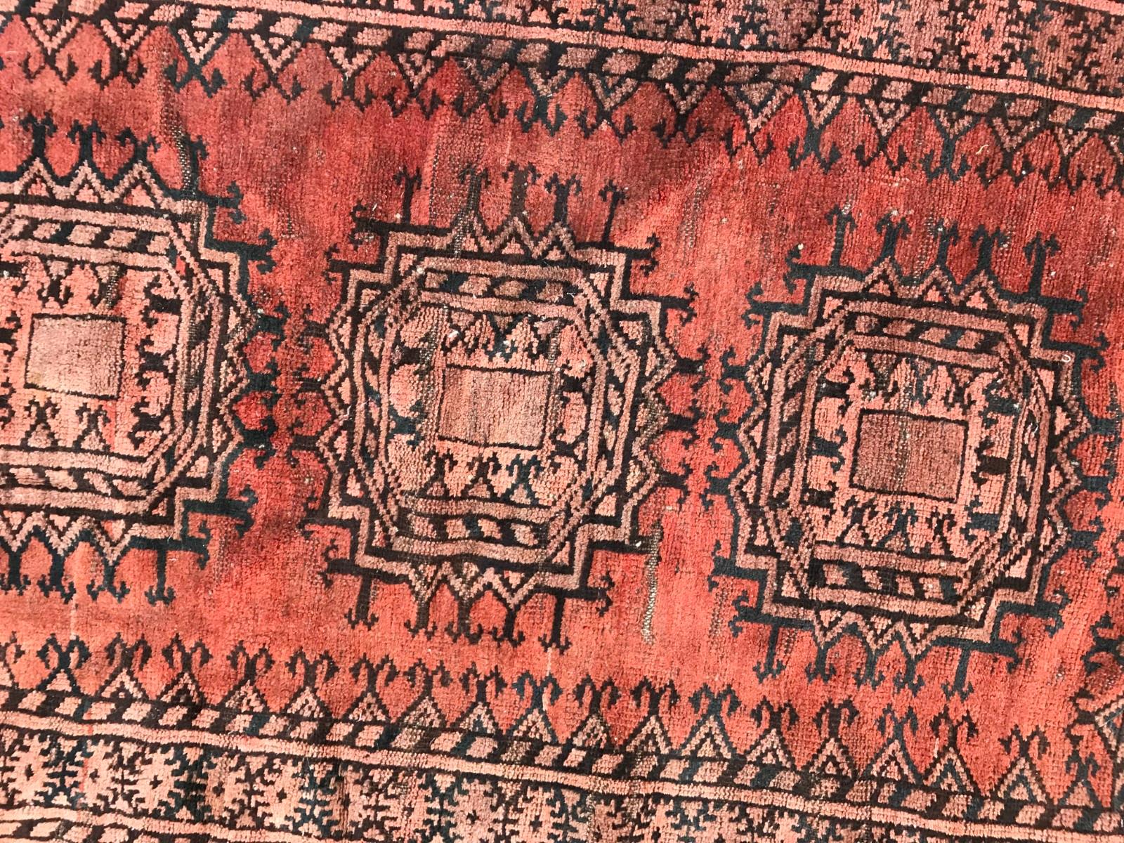 Netter kleiner turkmenischer Teppich mit schönem Stammesmuster und schönen Farben mit orangefarbenem Feld, komplett handgeknüpft mit Wollsamt auf Wollgrund.
 