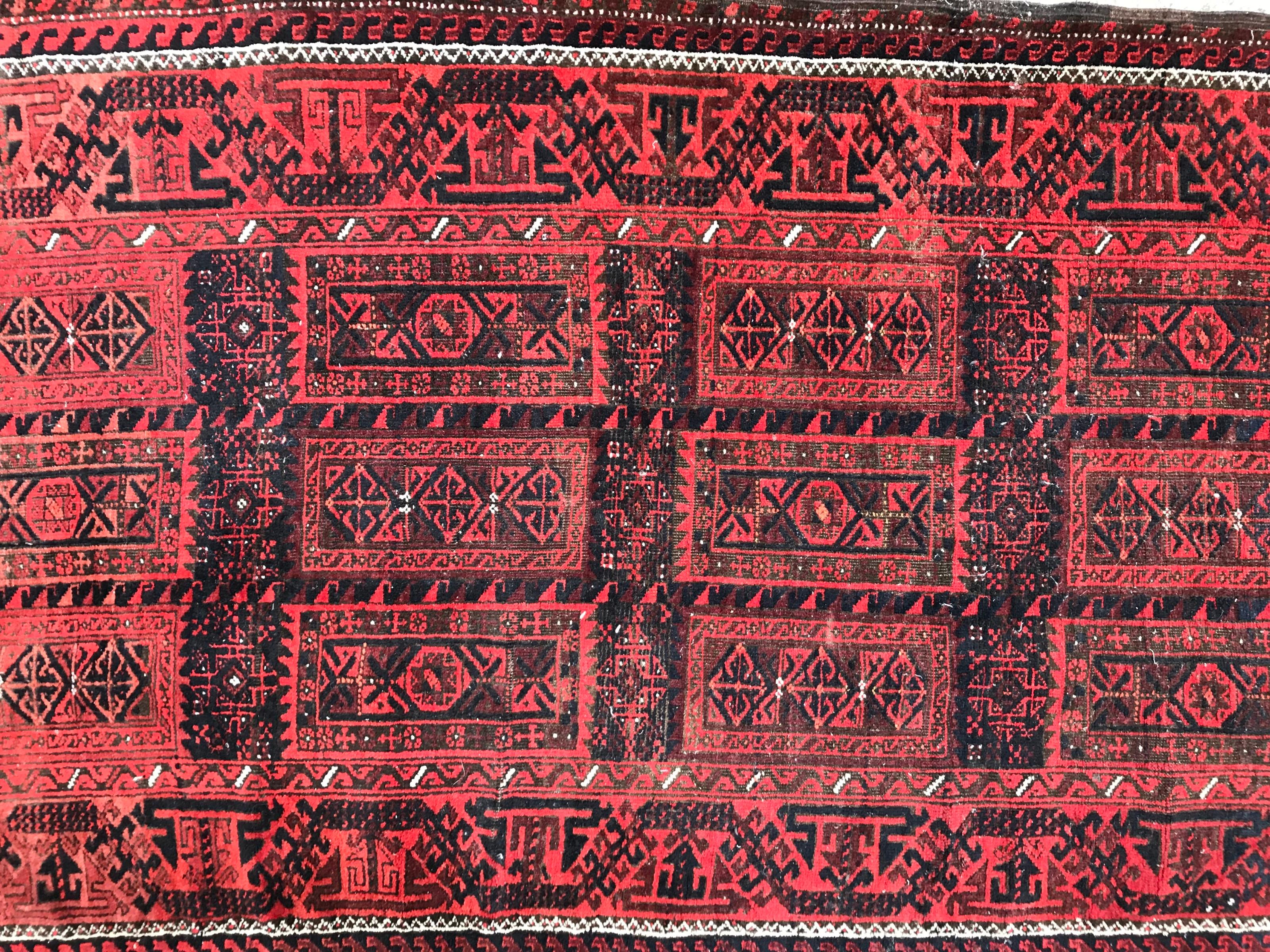 Schöner Belutsch-Teppich aus dem späten 19. Jahrhundert mit schönen natürlichen Farben in Rot, Braun und Blau und geometrischem Stammesmuster, vollständig und fein handgeknüpft mit Wollsamt auf Wollfond.