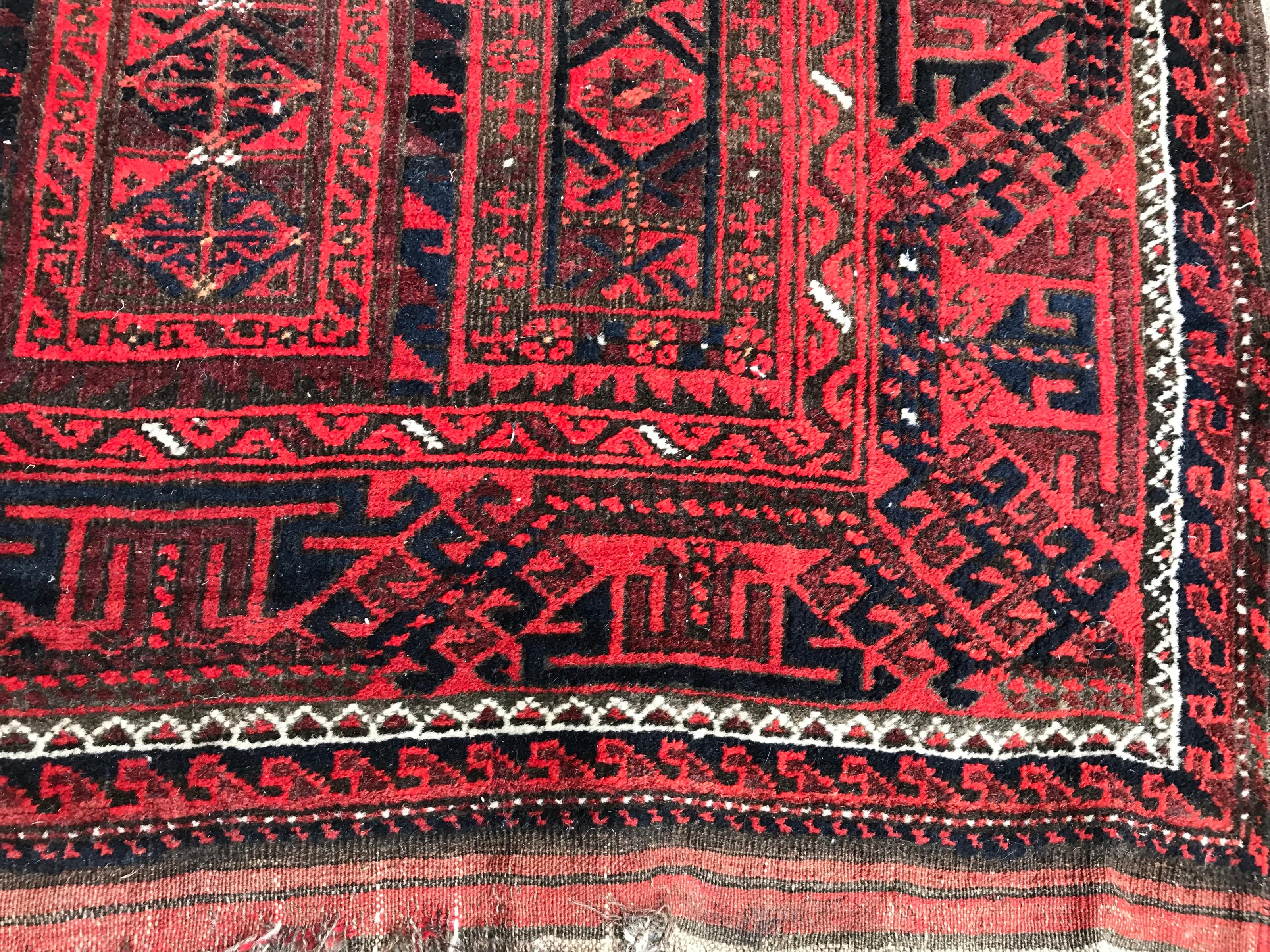 Antiker türkischer belutchfarbener afghanischer Teppich im Zustand „Relativ gut“ im Angebot in Saint Ouen, FR