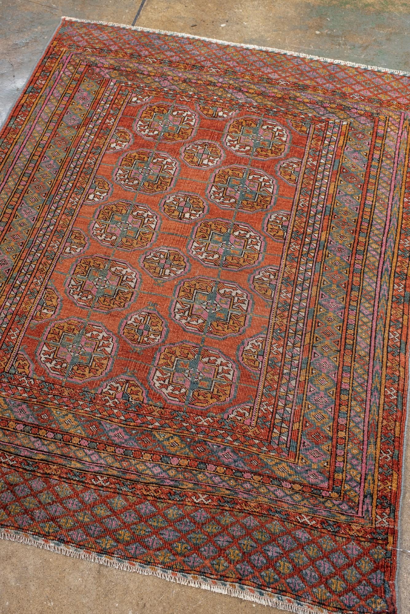 Antique Turkmen Bokara Rug with Multicolor Gül Pattern Turkmeno en venta