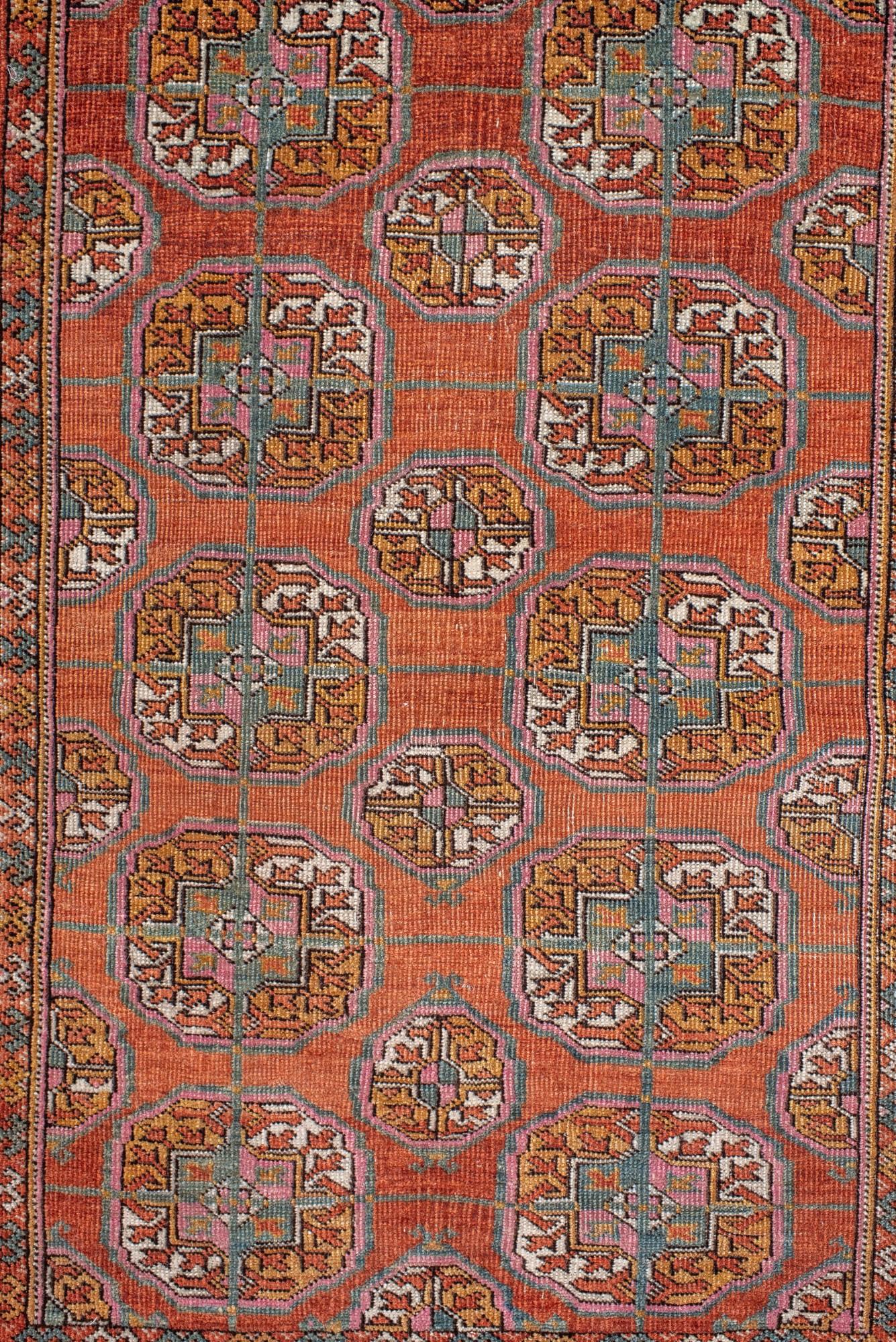 Antique Turkmen Bokara Rug with Multicolor Gül Pattern Anudado a mano en venta