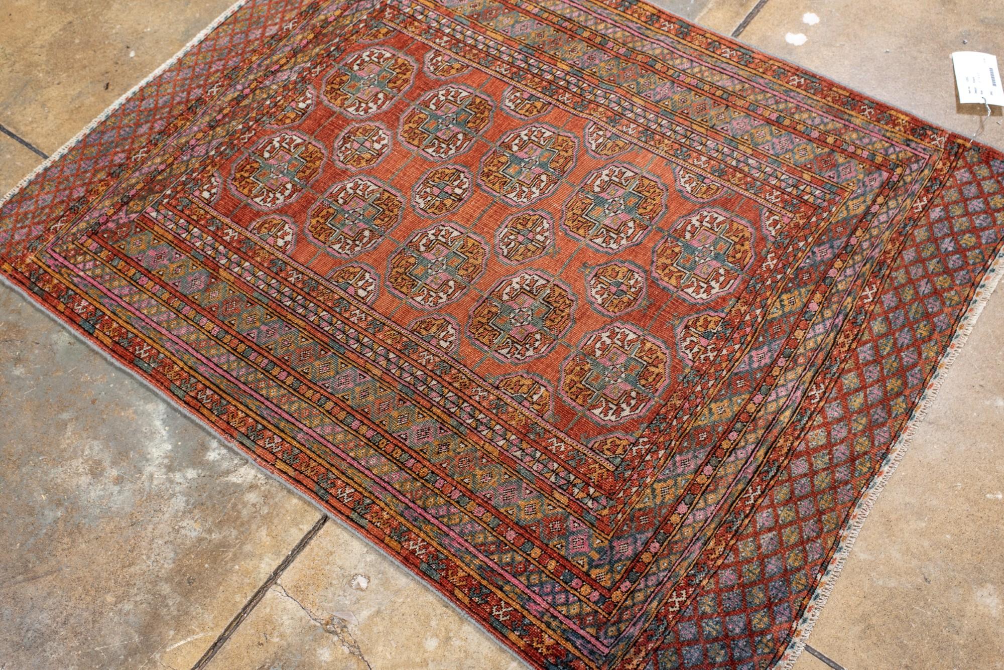 Antique Turkmen Bokara Rug with Multicolor Gül Pattern siglo XX en venta