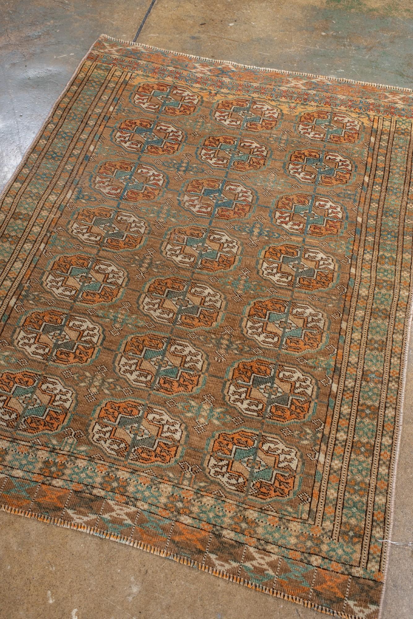 Antique Turkmen Bokara Rug with Repeating Gül Motifs Turkmeno en venta