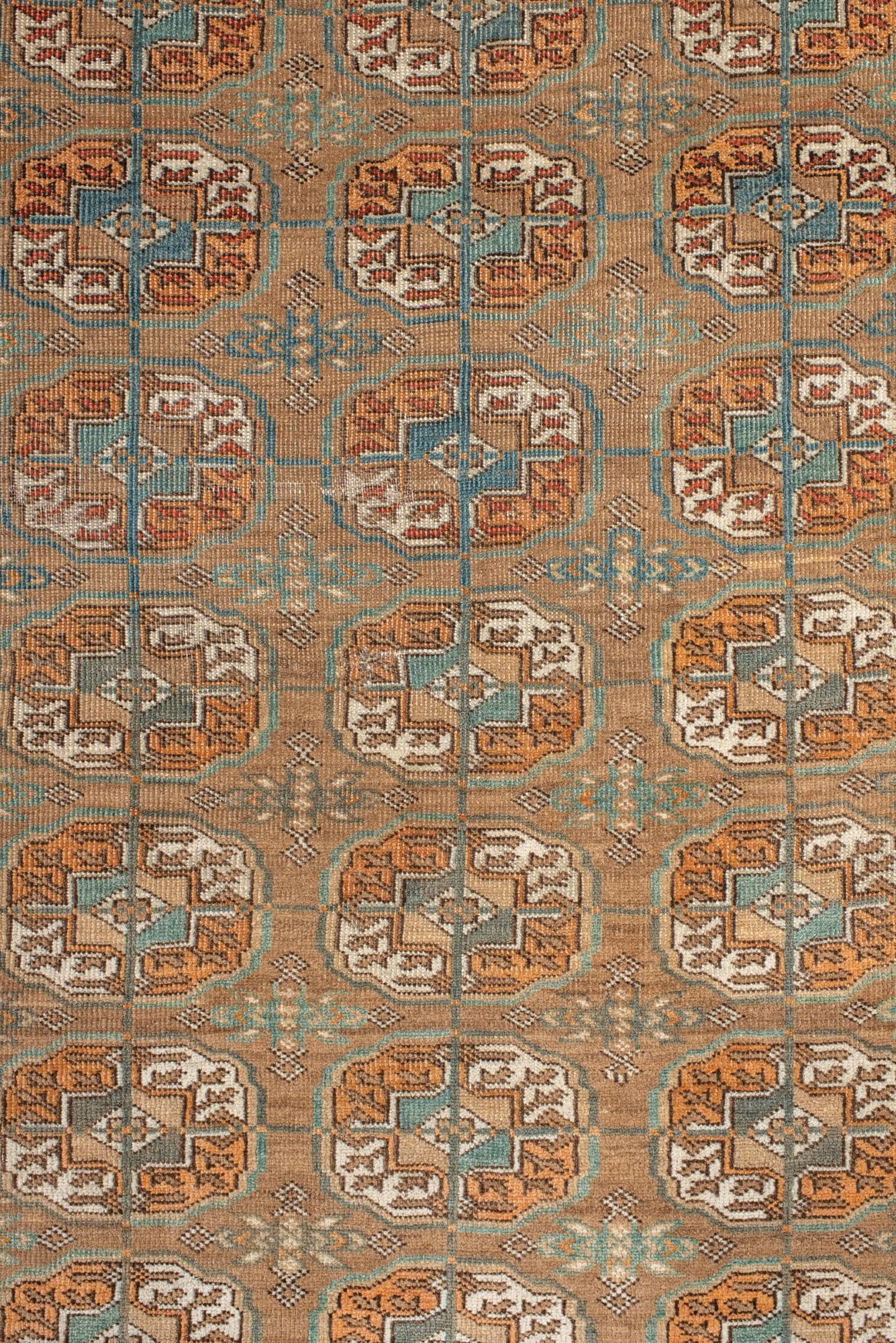 Antique Turkmen Bokara Rug with Repeating Gül Motifs Anudado a mano en venta