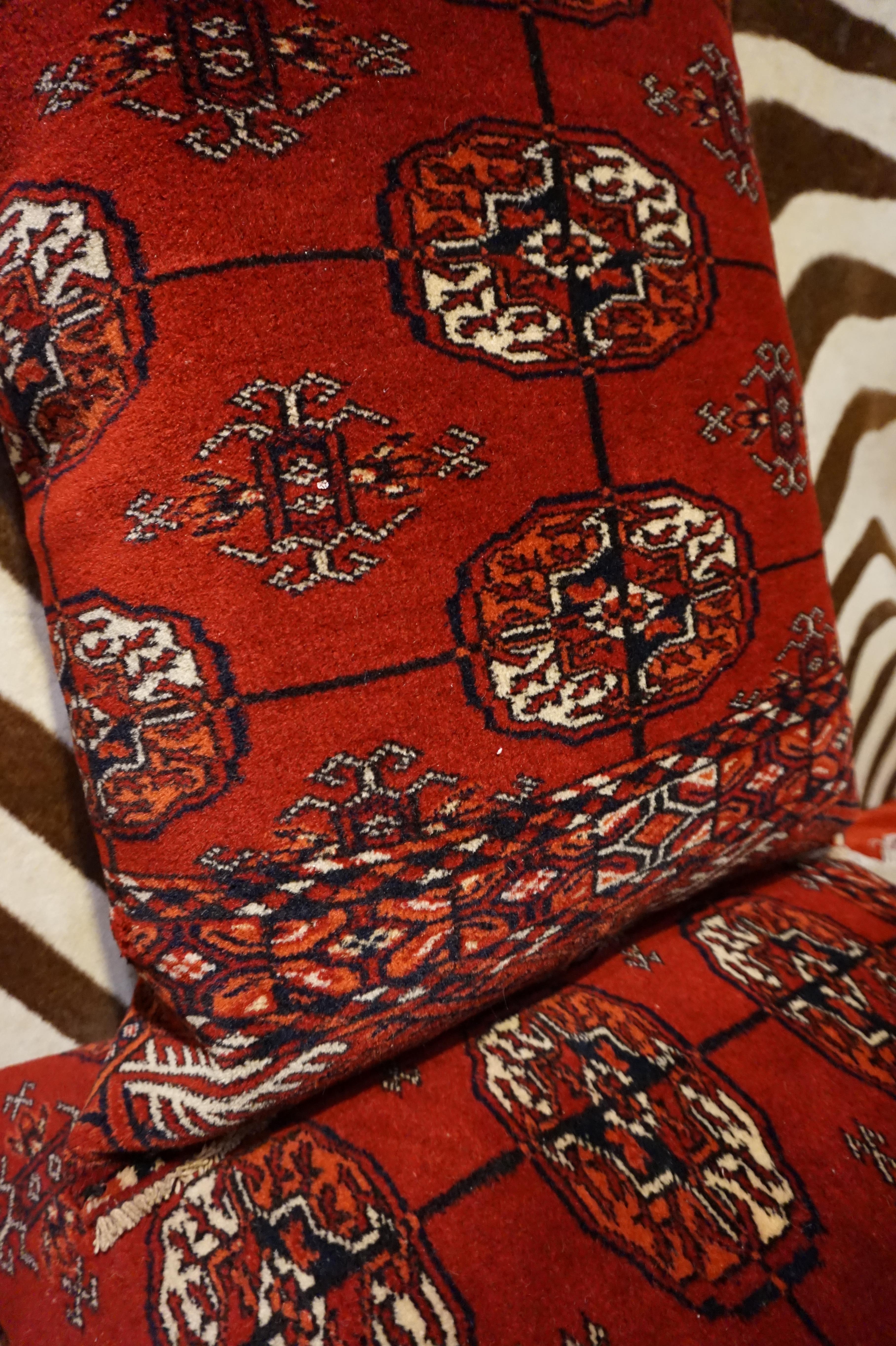 Début du 20ème siècle Antique paire de coussins turkmènes Bokhara noués à la main et cousus, de grande taille en vente