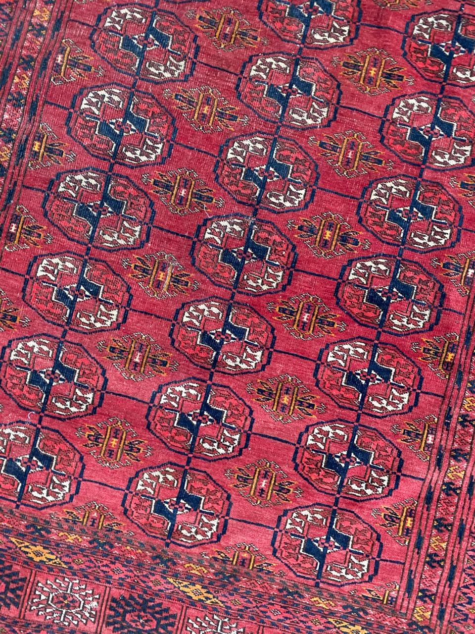 Exquisiter Bokhara-Teppich aus dem späten 19. Jahrhundert mit einem atemberaubenden geometrischen Muster von Bokhara Guls. Dieses Meisterwerk besticht durch natürliche Farben, ein sattes rotes Feld und aufwendige handgeknüpfte Kunstfertigkeit. Das