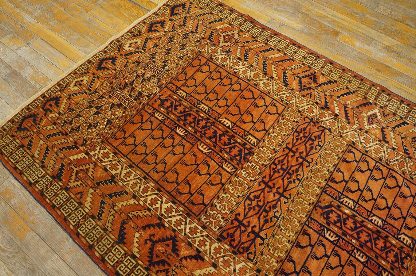 Russischer turkmenischer Engsi-Teppich des späten 19. Jahrhunderts ( 1,42 m x 1,82 m – 114 x 165 cm) im Angebot 3