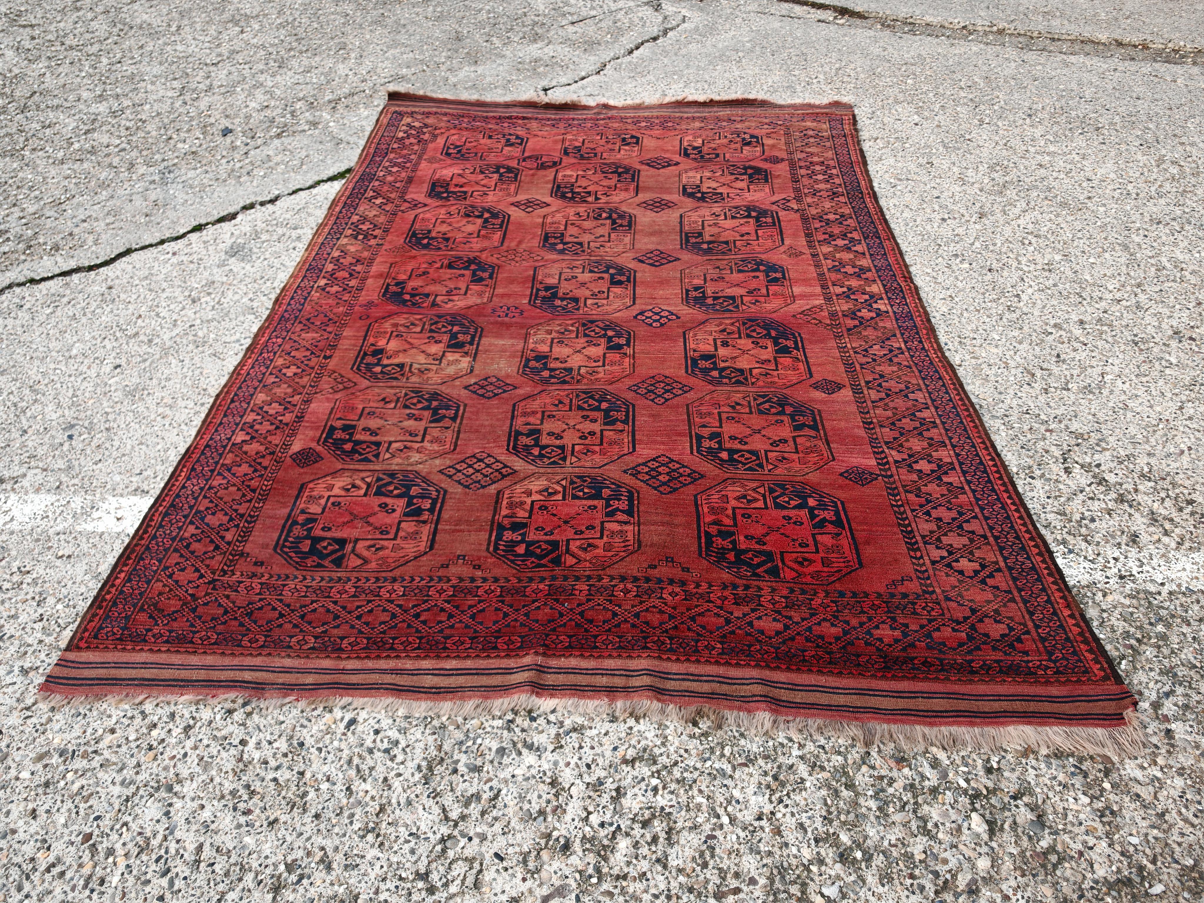 Vous trouverez dans cette liste un superbe tapis ancien Turkmen Ersari. Les tapis Ersari, comme celui présenté dans cette fiche, sont généralement noués à la main avec de la laine locale et des teintures naturelles. Ils sont réputés pour leur