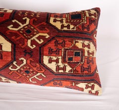 Alfombra turcomana antigua Funda de almohada hecha con una alfombra principal turcomana del siglo XIX