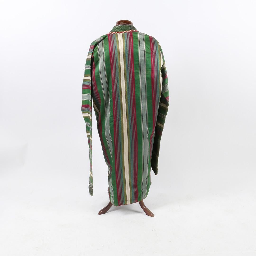 Albornoz antiguo turcomano de seda chapan, bata textil a rayas crema y crema Artes y manualidades en venta
