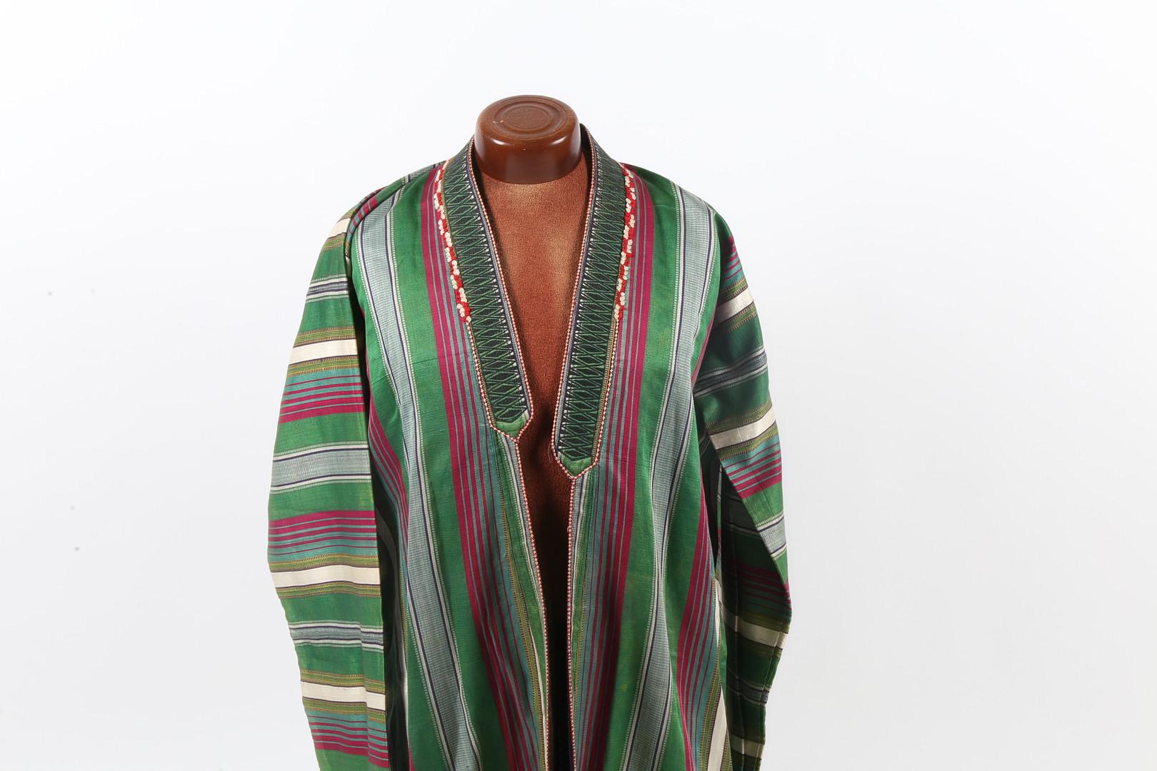 Albornoz antiguo turcomano de seda chapan, bata textil a rayas crema y crema Afgano en venta