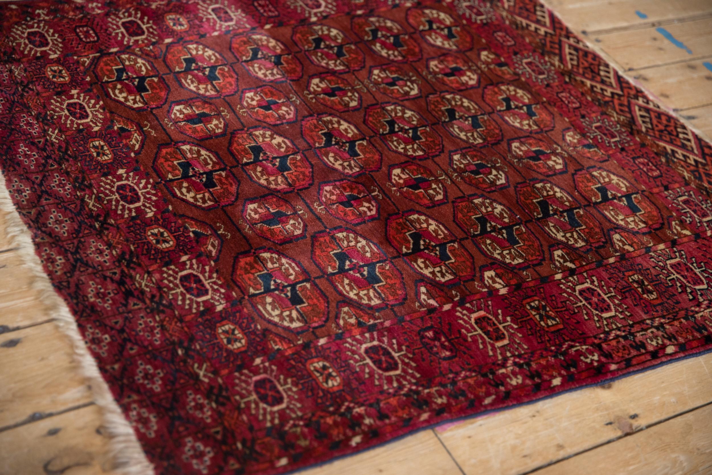 Noué à la main Tapis carré ancien du Turkménistan en vente