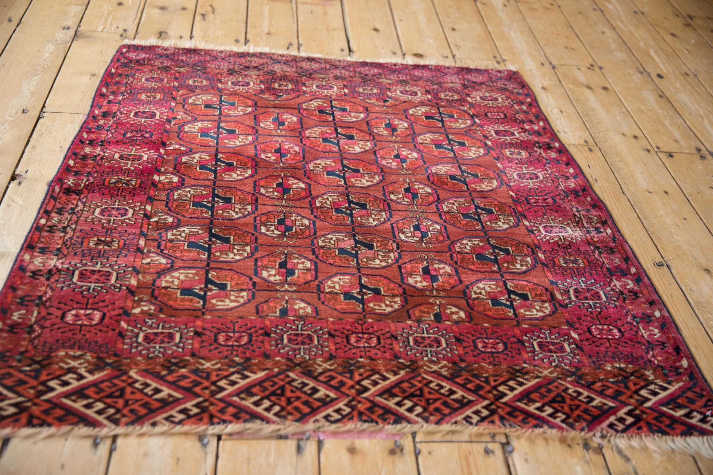 Tapis carré ancien du Turkménistan Bon état - En vente à Katonah, NY