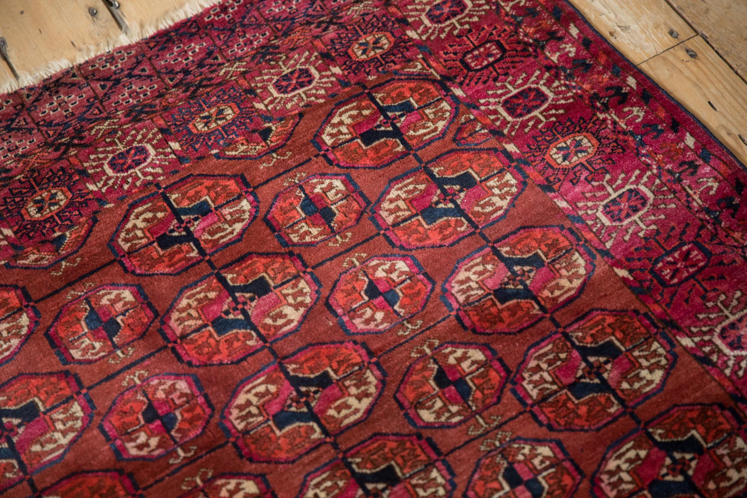 Début du 20ème siècle Tapis carré ancien du Turkménistan en vente
