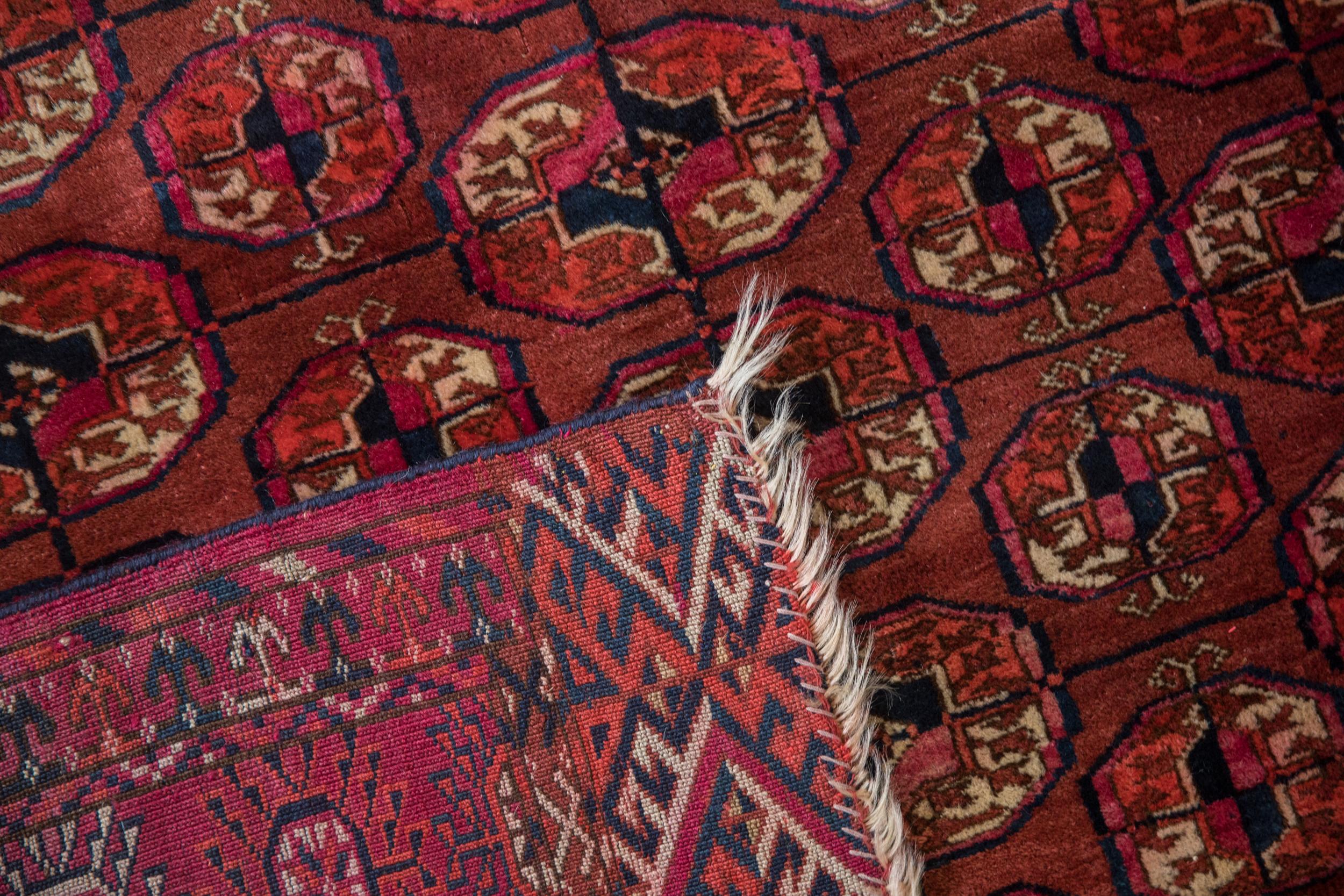 Tapis carré ancien du Turkménistan en vente 1