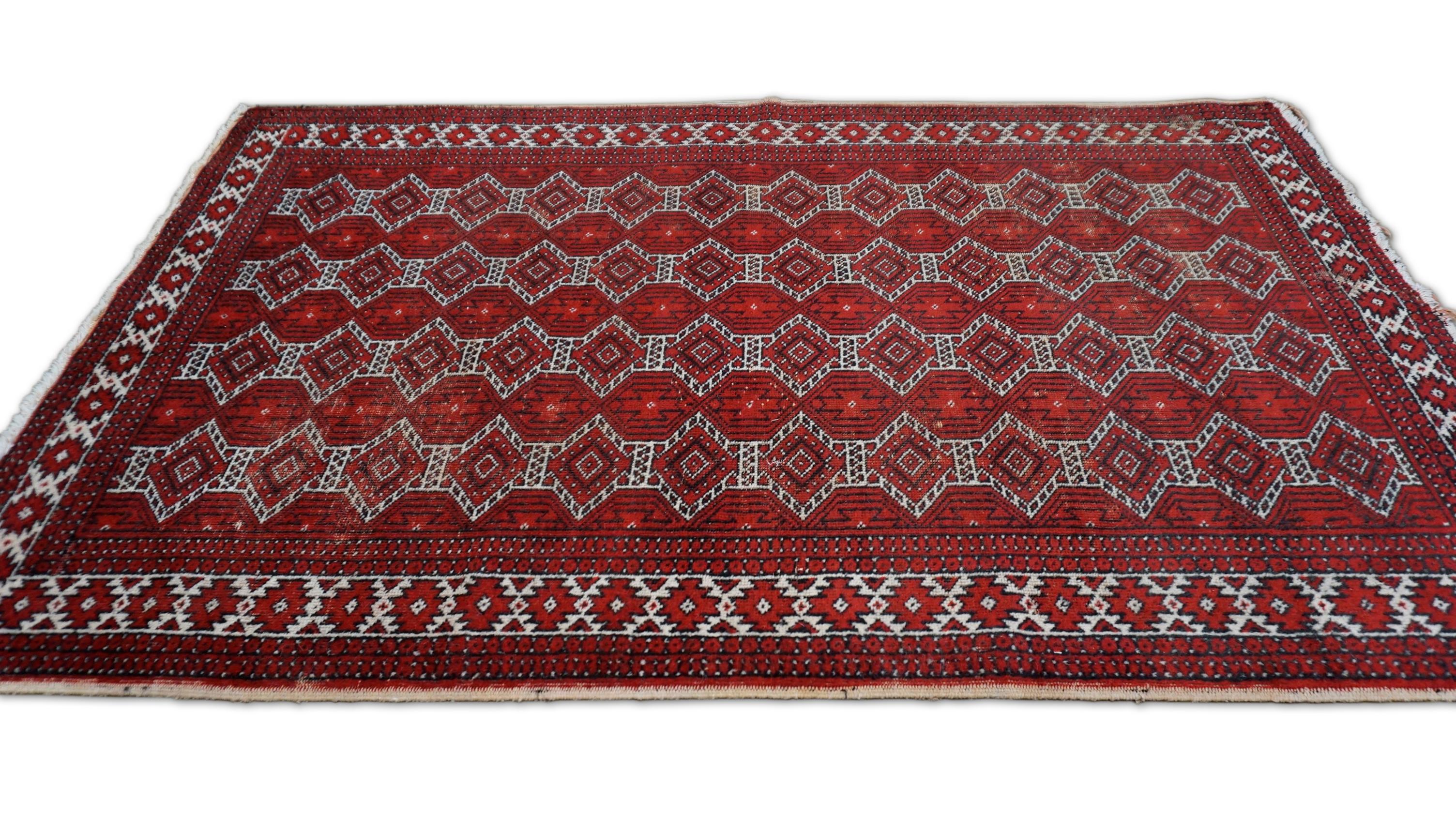 Annodato a mano Tappeto antico in lana Tekke, 4'x6'5''. in vendita