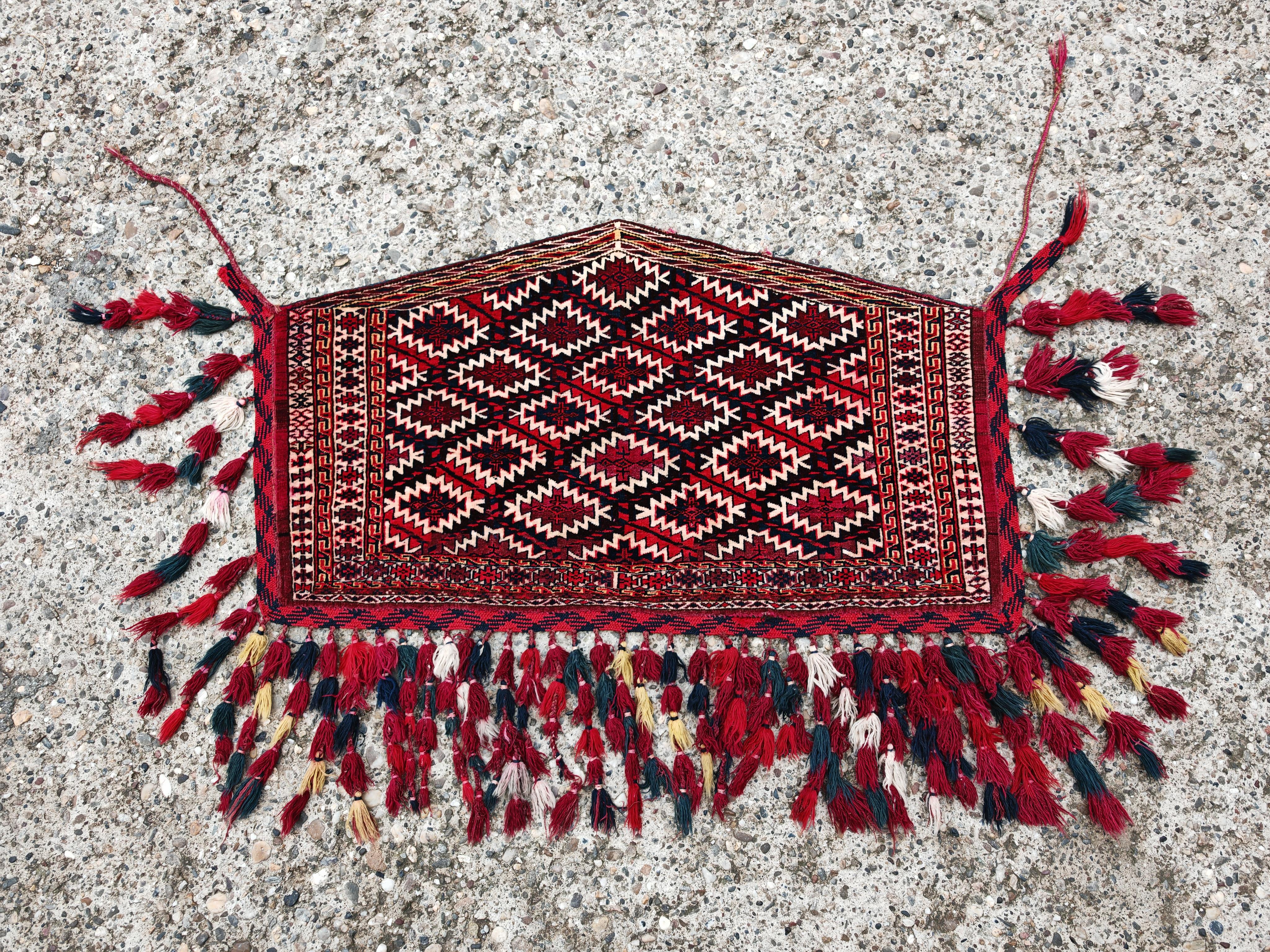 In questa inserzione troverai un antico Asmalyk turkmeno, una trappola cerimoniale per cammelli. Tradizionalmente veniva utilizzato durante il corteo nuziale turkmeno per decorare i fianchi del cammello della sposa. Gli Asmalyk venivano realizzati