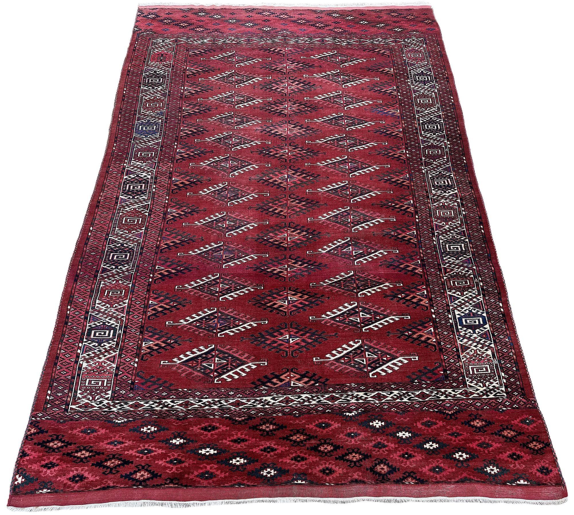 Un fabuleux tapis antique Yomut, tissé au Turkménistan vers 1900. Ce tapis présente un motif géométrique de guls classiques 