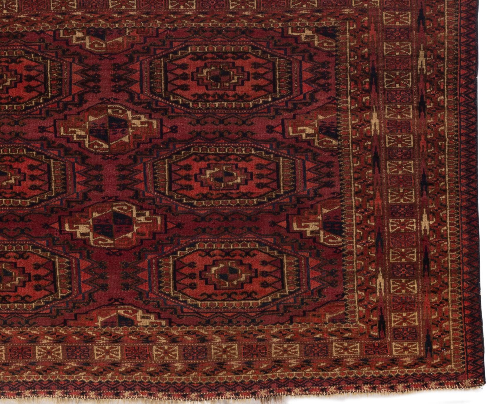 Tapis turcoman ancien, vers 1880. Tapis turkmène ou turkmène du Turkménistan, qui faisait autrefois partie de l'Union soviétique. Il s'agit de tapis tribaux facilement identifiables par leurs couleurs et les symboles ethniques utilisés dans les