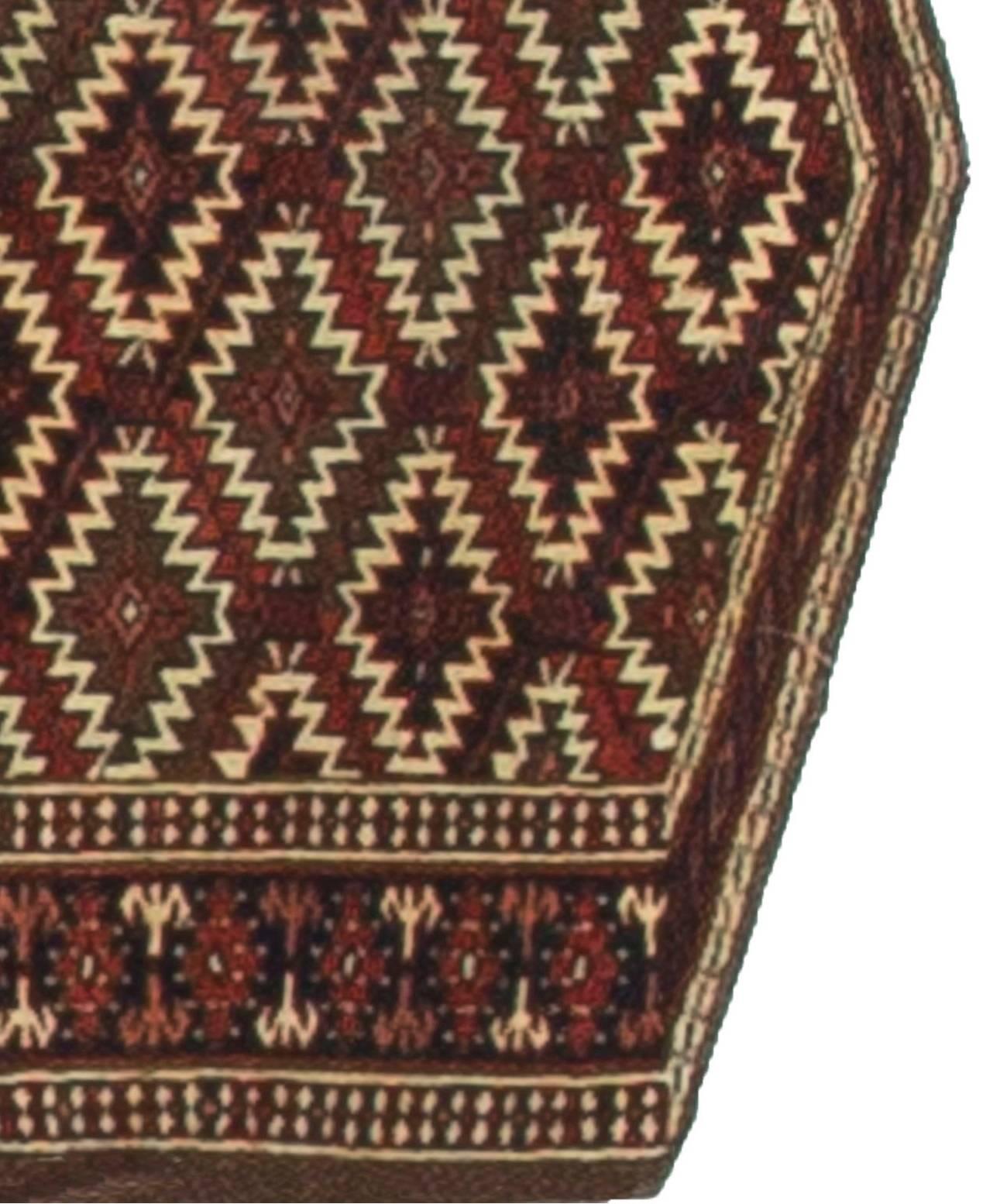 Yomut sind Turkoman-Teppiche, die sehr beliebt sind. Ein Asmalyk ist ein Teppich, der bei einer turkmenischen Hochzeitsprozession verwendet wird. Asmalyks können geflochten oder bestickt sein und sind in der Regel fünfseitig. Normalerweise stehen