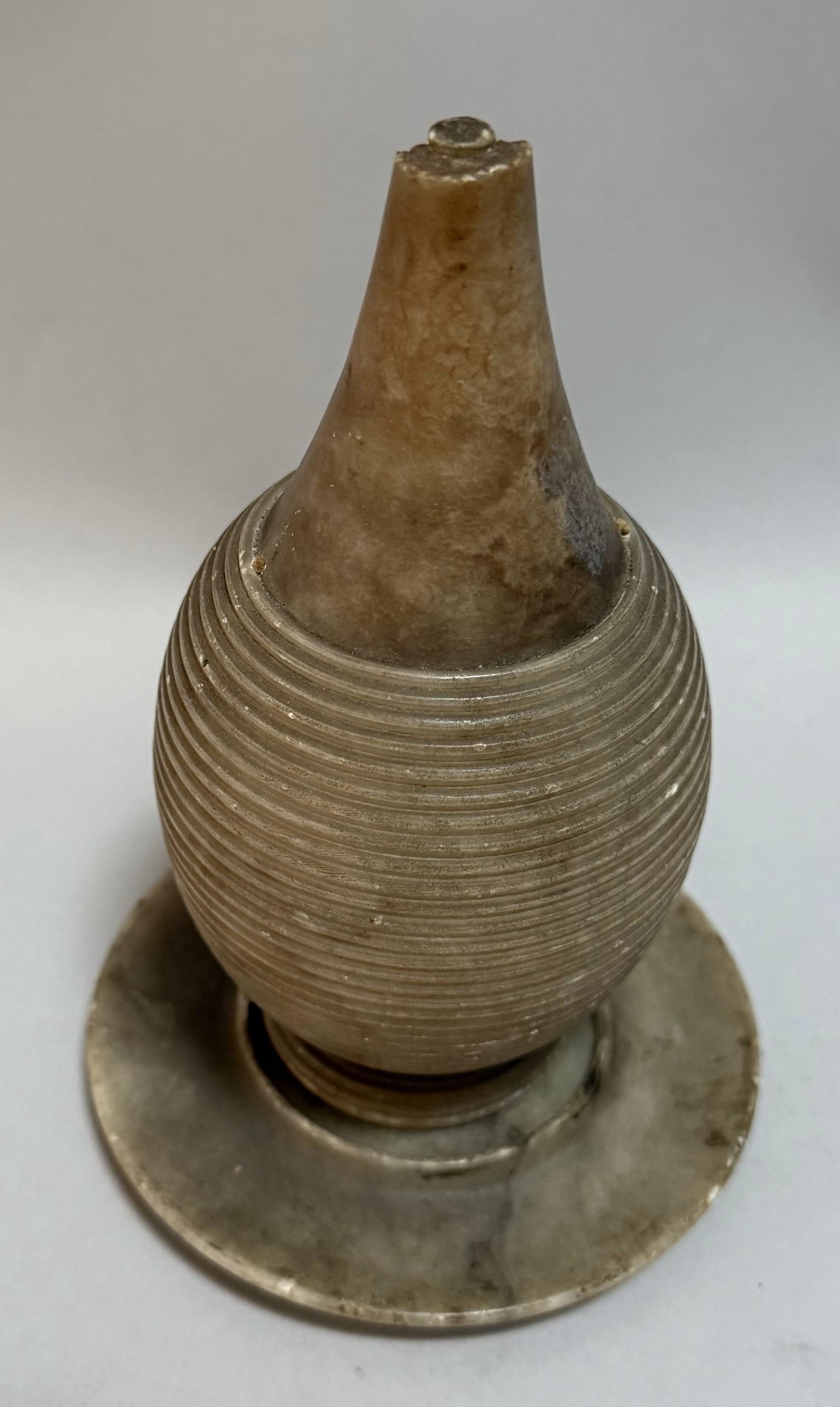 Objeto escultórico de piedra acanalada del siglo XX con placa a juego en Bueno estado para la venta en Middleburg, VA