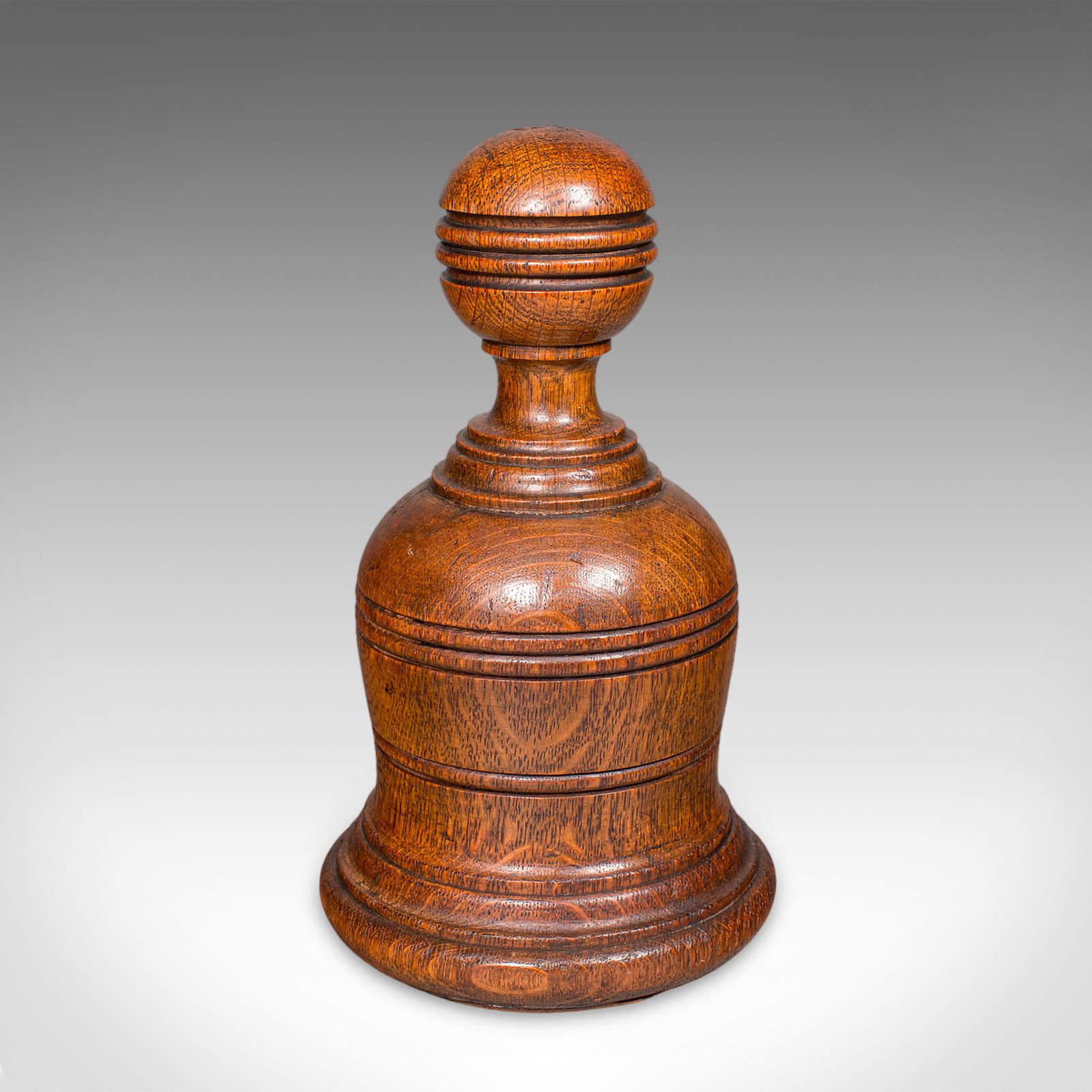 Questo è un antico fermaporta tornito. Un portinaio scozzese in legno di quercia, risalente al periodo vittoriano, circa 1860. Un esemplare sostanzioso e ben rifinito, che offre un'affidabile praticità e un raffinato fascino decorativo.

Delizioso