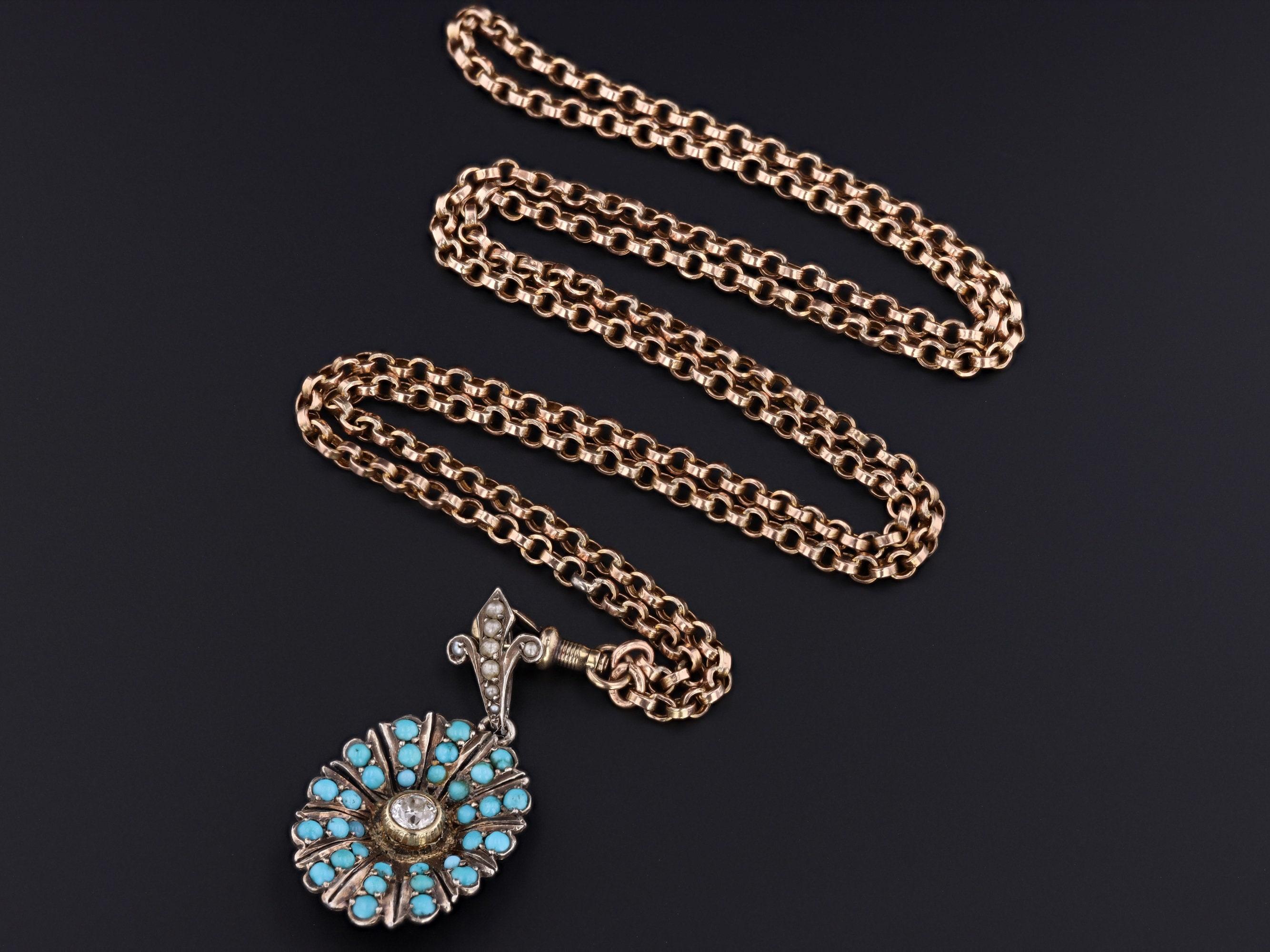 Un elegante ciondolo di epoca medio-vittoriana (1860-1880 circa). 

Questo fiore antico presenta accenti di turchese e perle e un diamante vecchio taglio europeo da 0,25 carati al centro.  

Il ciondolo misura 1,7 pollici di larghezza per 0,8