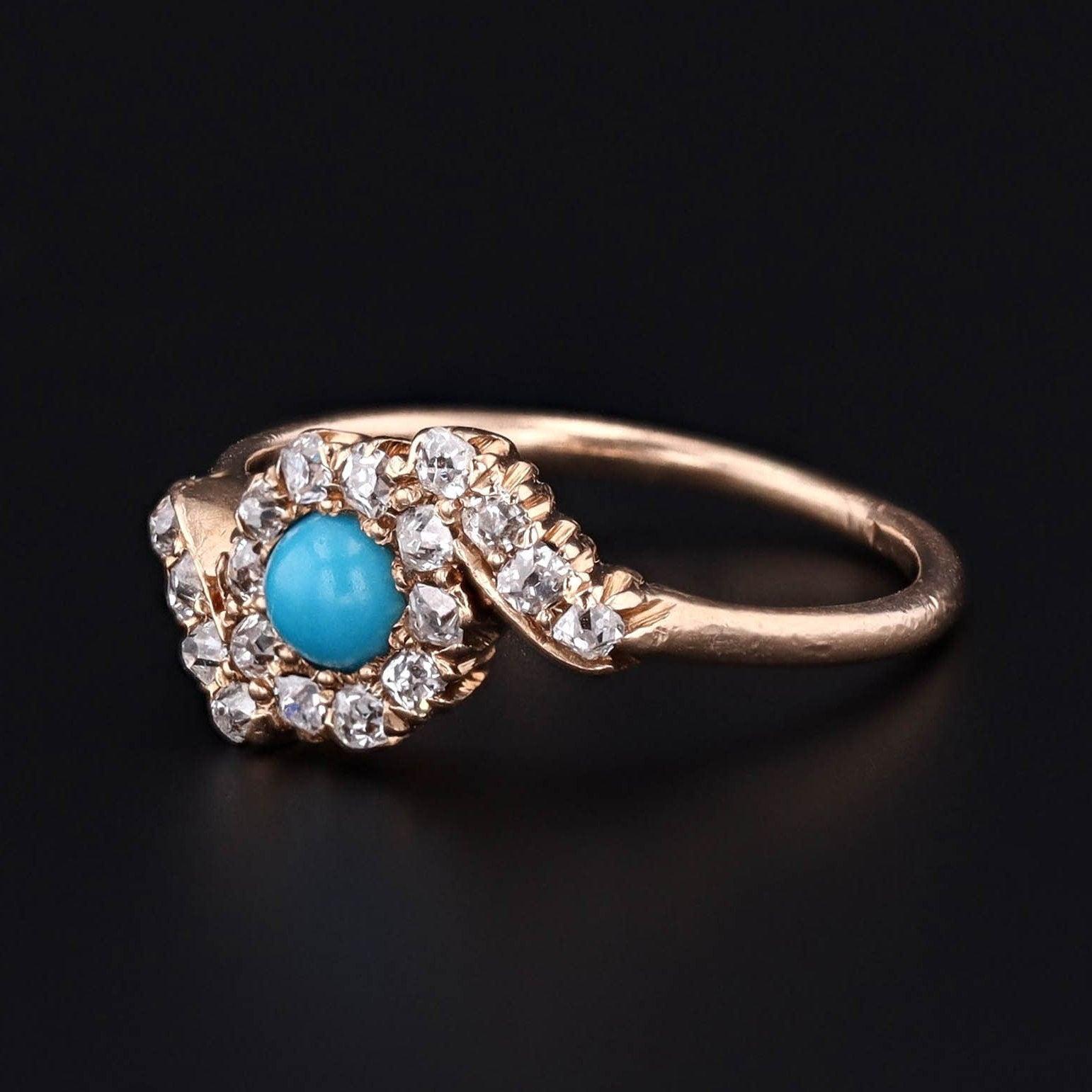 Se indossato come gioiello, si ritiene che il turchese sia in grado di bilanciare le emozioni e di indurre un senso di serenità e pace.

Questo anello antico (circa 1900-1915) presenta un turchese cabochon con un'aureola asimmetrica di diamanti in