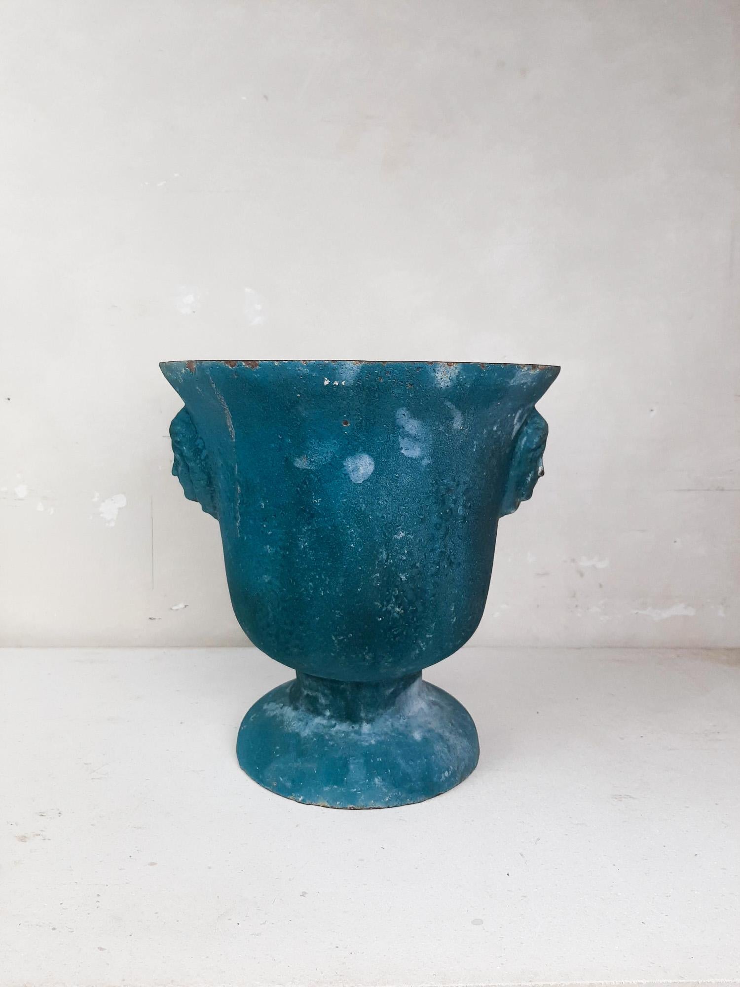 Antique, beautiful turquoise blue enamelled cast iron Paris en Cie vase

Measures: High 32 cm
Diameter 31 cm.