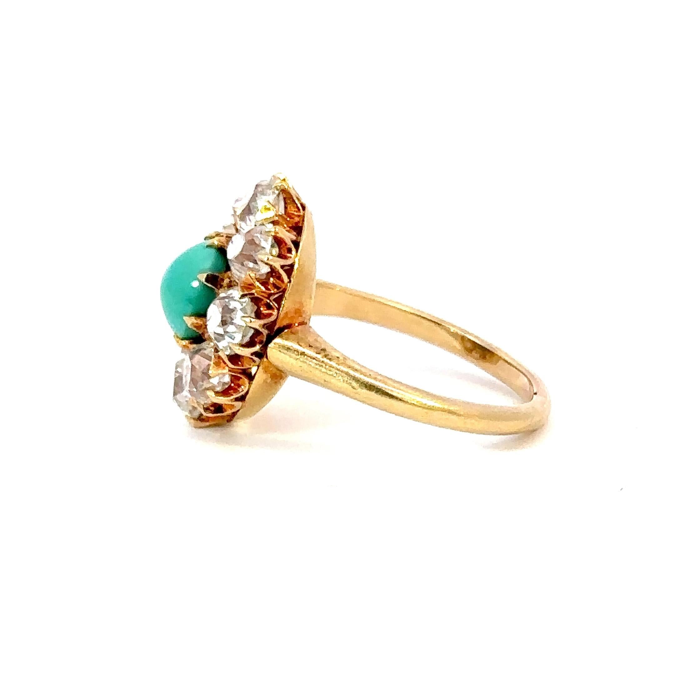 Uno straordinario anello a grappolo antico, realizzato a mano in ricco oro giallo 18kt. Al centro si trova un turchese ovale cabochon incandescente (circa 0,85 carati), incorniciato da un'aureola di diamanti taglio old mine per un totale di circa