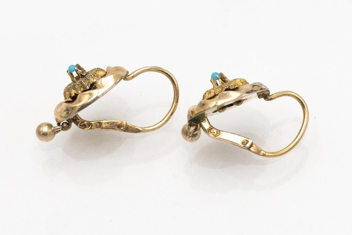 Alte Ohrringe aus 0,700-0,720 Silber (vergoldet) mit Türkis.

Herkunft: Österreich-Ungarn, erhaltene Punze, verwendet für kleine Gegenstände in den Jahren 1867-1872, gestempelt in Österreich, in Linz.

Produktgewicht: 1,5g

Sehr guter Zustand, dem