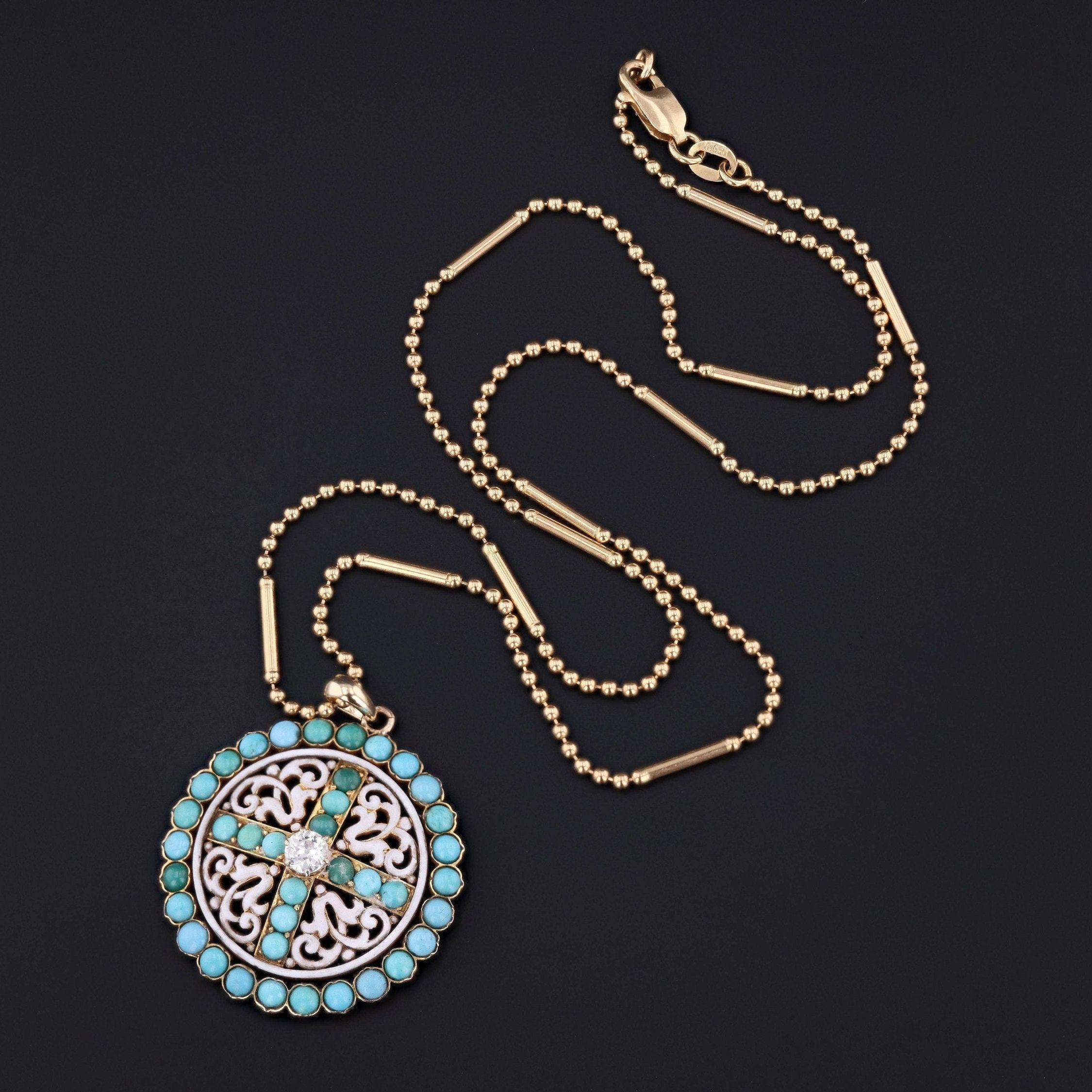 Ce charmant pendentif ancien était autrefois une magnifique broche (vers 1890-1900) !

Avec ses cabochons de turquoise vibrante, son émail blanc délicat et son centre en diamant éblouissant, ce pendentif en or 14k ne manquera pas d'ajouter de