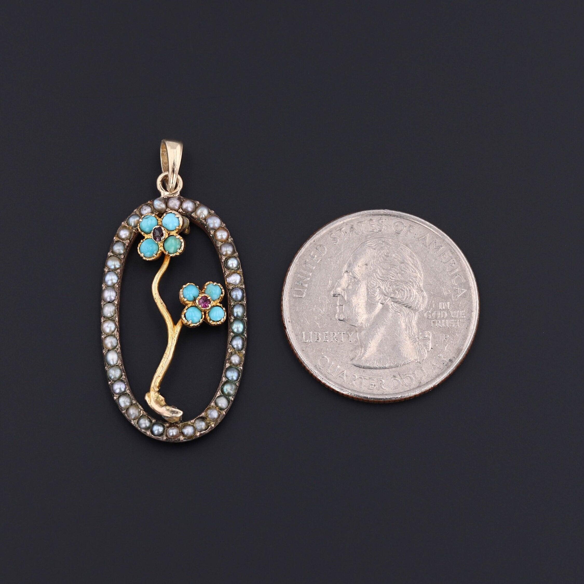 Ce pendentif a été transformé à partir d'une épingle ancienne en or 14k (vers 1910) en retirant l'épingle et en ajoutant une attache 14k. La pièce présente des fleurs de myosotis en turquoise et rubis serties dans un cadre de perles. 

Le pendentif