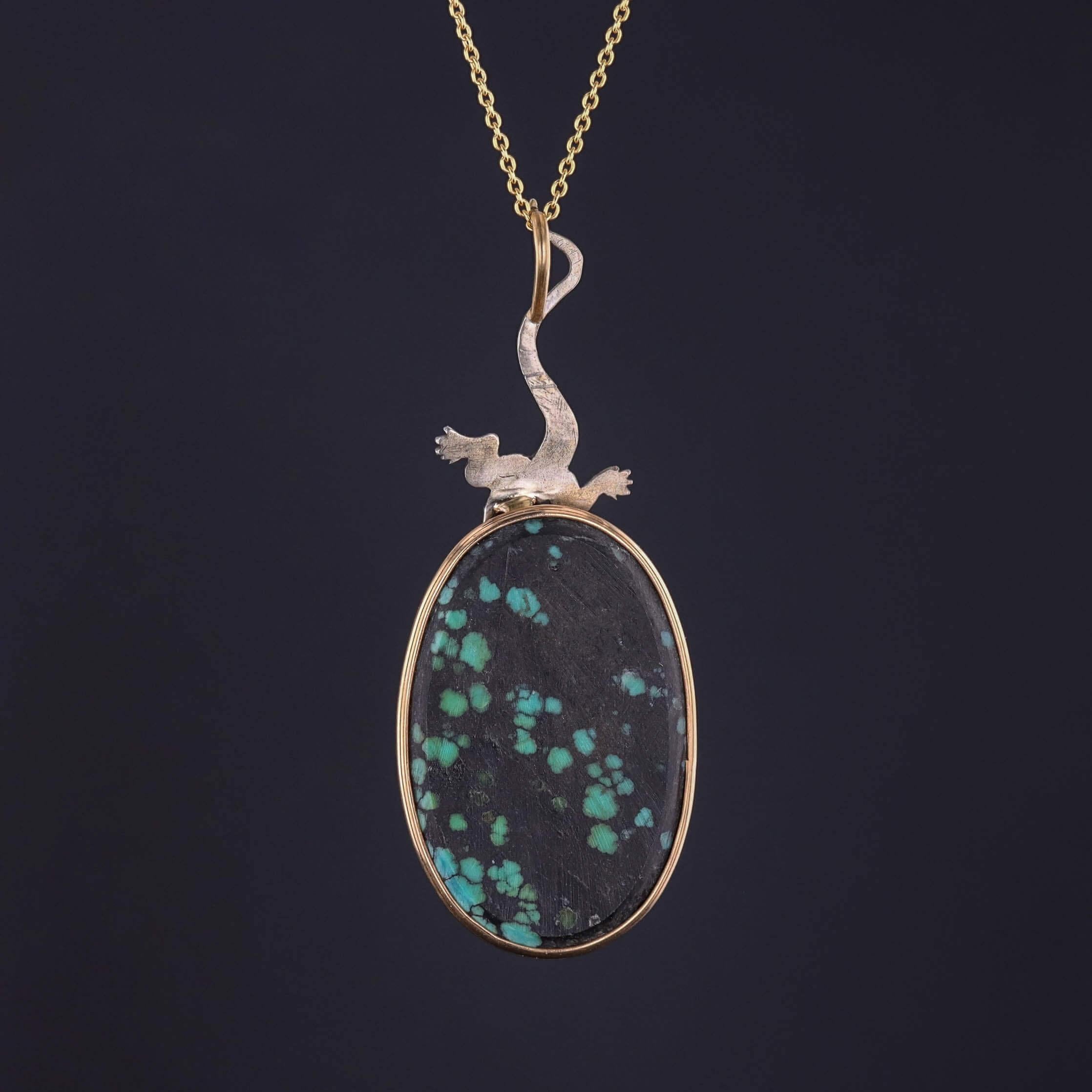 Eine auffällige und fantasievolle Halskette mit einer türkisfarbenen Eidechse in Silber, die auf einer großen türkisfarbenen Plakette in Gold thront. Das Eidechsenelement stammt von einer antiken Brosche aus dem Jahr 1880, die von unserem Juwelier
