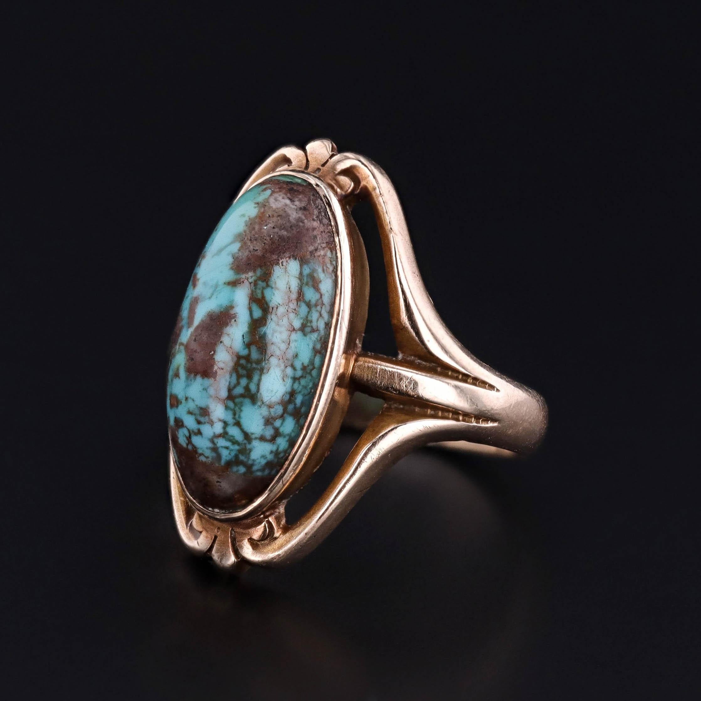 Anillo antiguo de cabujón de turquesa en oro de 10 quilates

Delicado y atemporal, este anillo antiguo presenta un vibrante cabujón de turquesa azul y marrón engastado en cálido oro de 10 quilates. La matriz natural de la piedra y su rica coloración