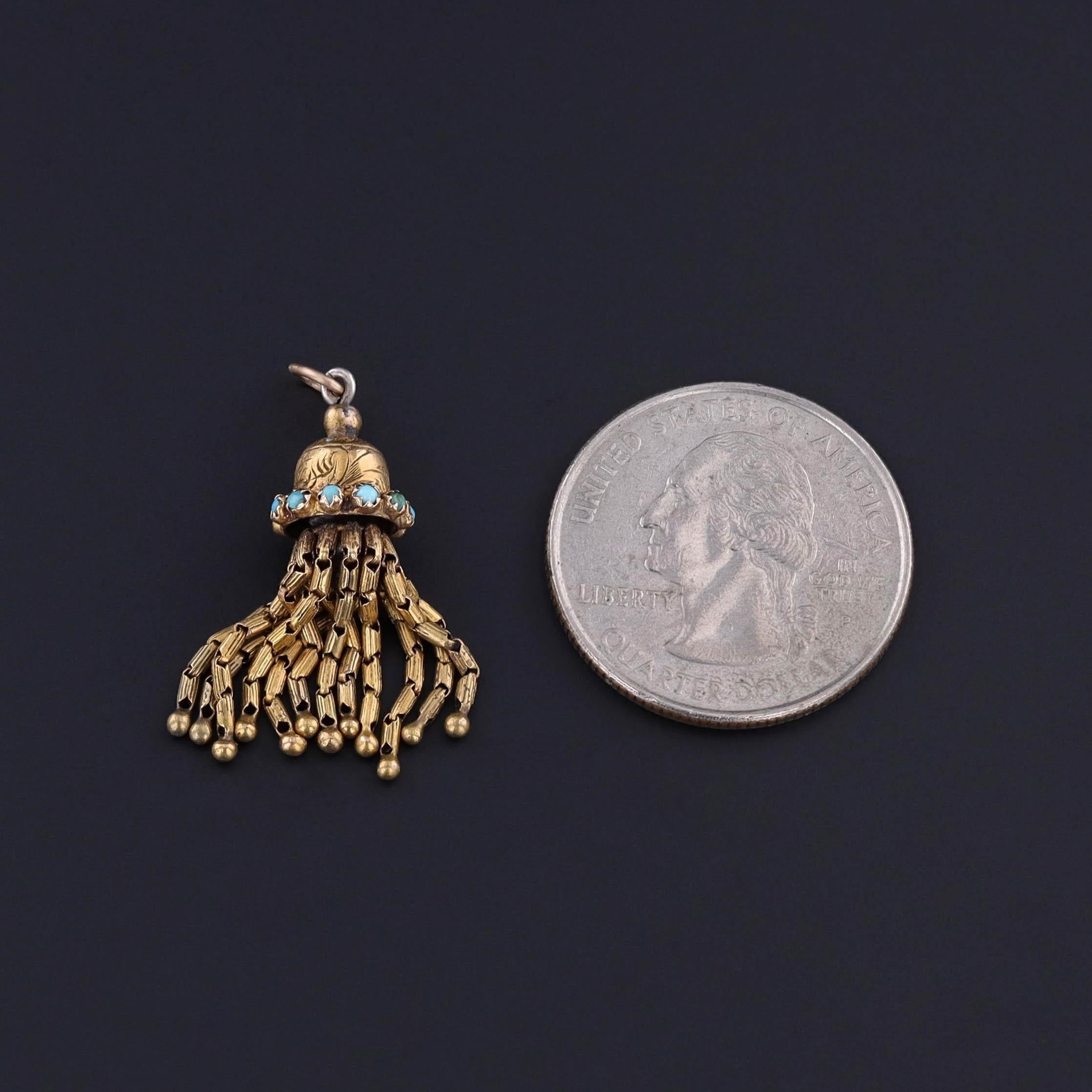 Un ciondolo in oro 14k della tarda epoca vittoriana (circa 1880). La parte superiore è ornata da una fila di pietre di turchese blu tagliate a cabochon. In basso, un disegno a nappe aggiunge movimento e consistenza.

Il ciondolo misura 1,3 pollici
