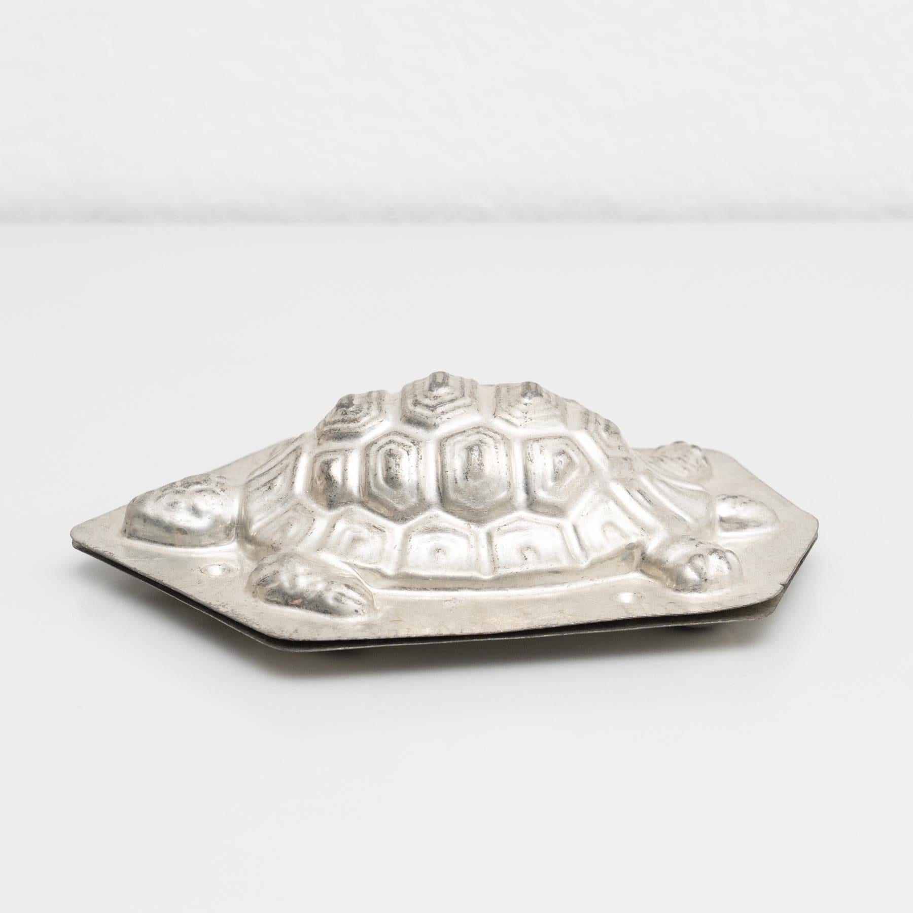 Antique Turtle Shaped Metal Cooking Mold, circa 1950 In Good Condition For Sale In Barcelona, Barcelona