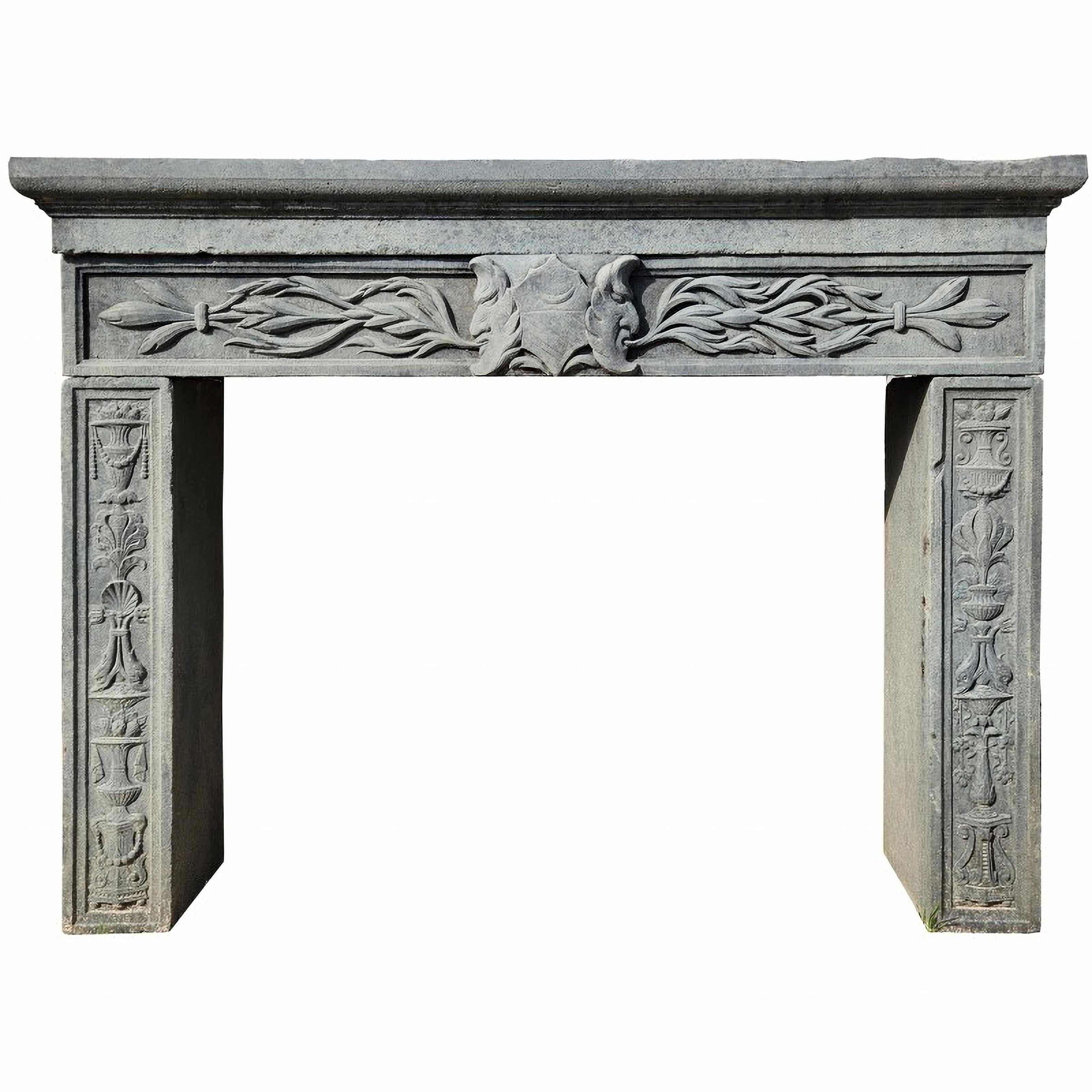 ANTIQUE TUSCAN PIETRA SERENA FIREPLACE 20th Century In Good Condition For Sale In Madrid, ES