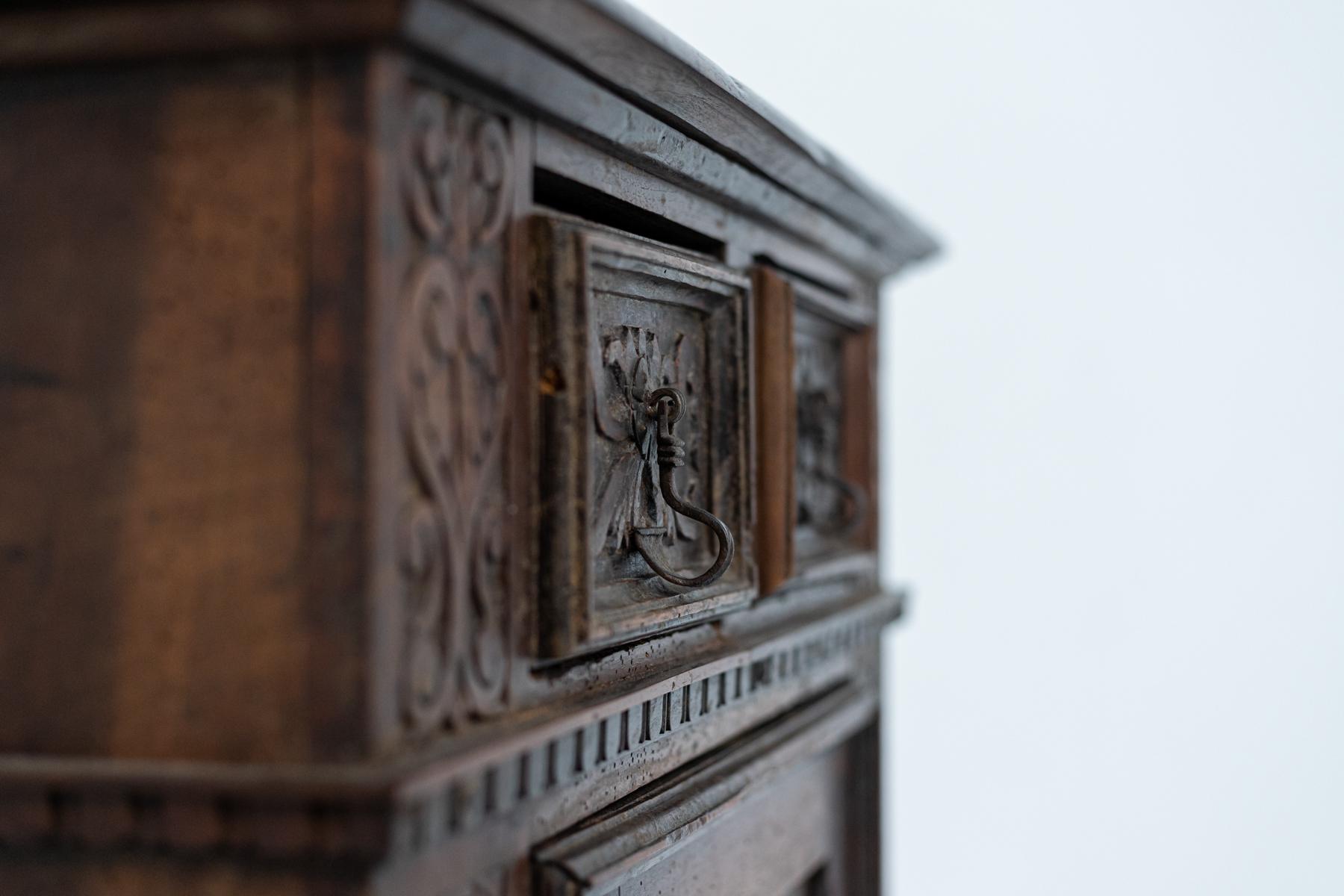 Antique Tuscan furniture from the late 16th, early 17th century of fine Italian manufacture, with splendid mastery of woodwork.
The cabinet is made entirely of walnut wood and features various decorations.
There are 4 feet supporting the structure