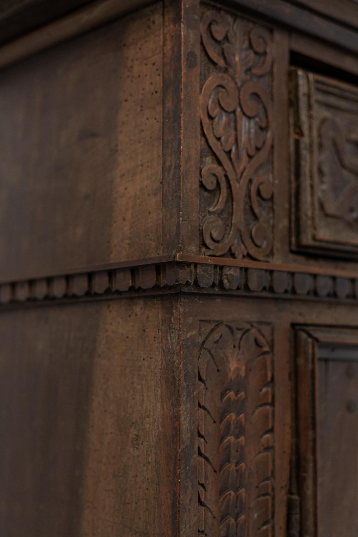 Antique Tuscan Walnut Cabinet with Inlays In Good Condition For Sale In Milano, IT