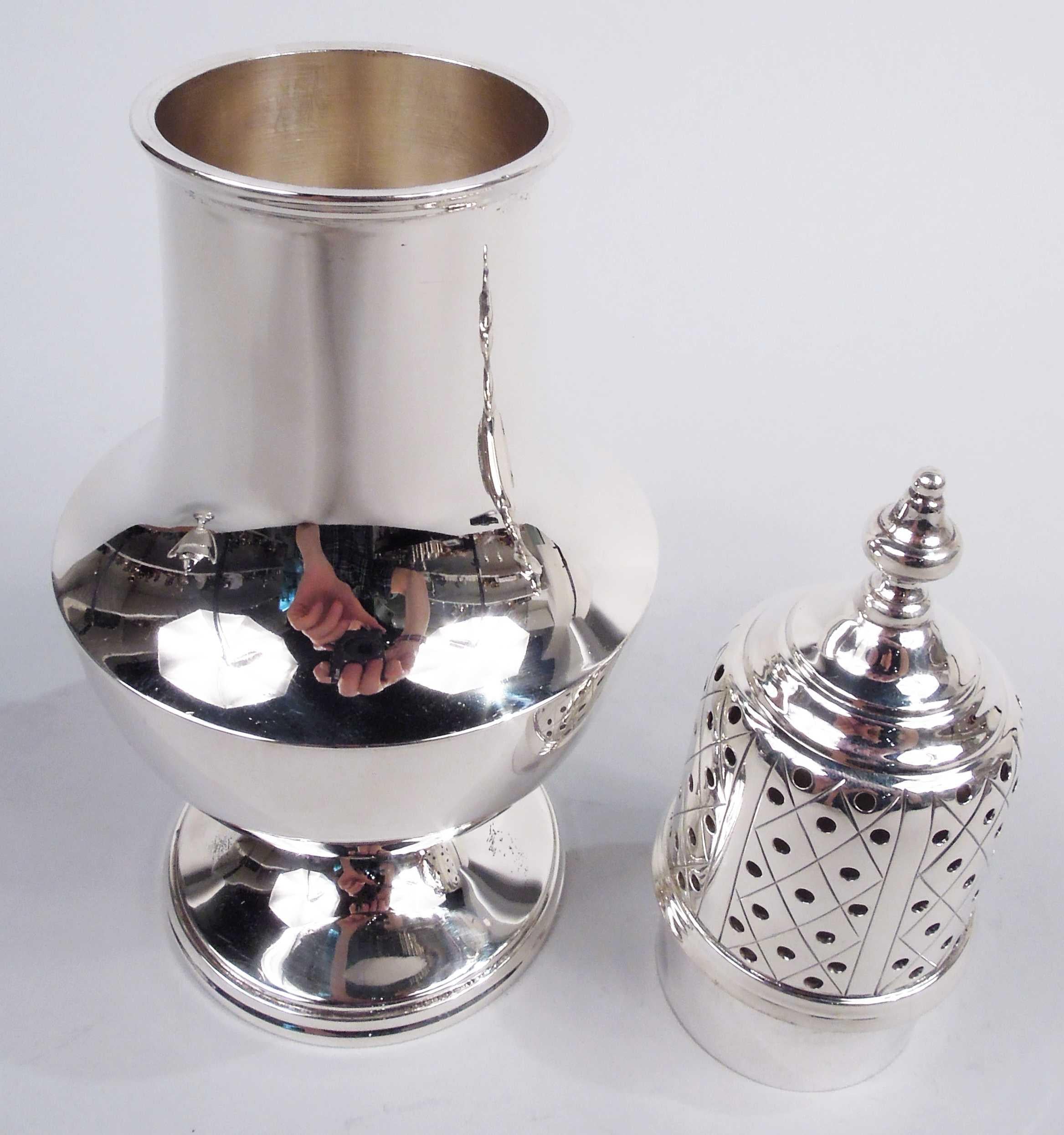 Antique Tuttle Edwardian Georgian Sterling Silver Sugar Caster In Good Condition For Sale In New York, NY