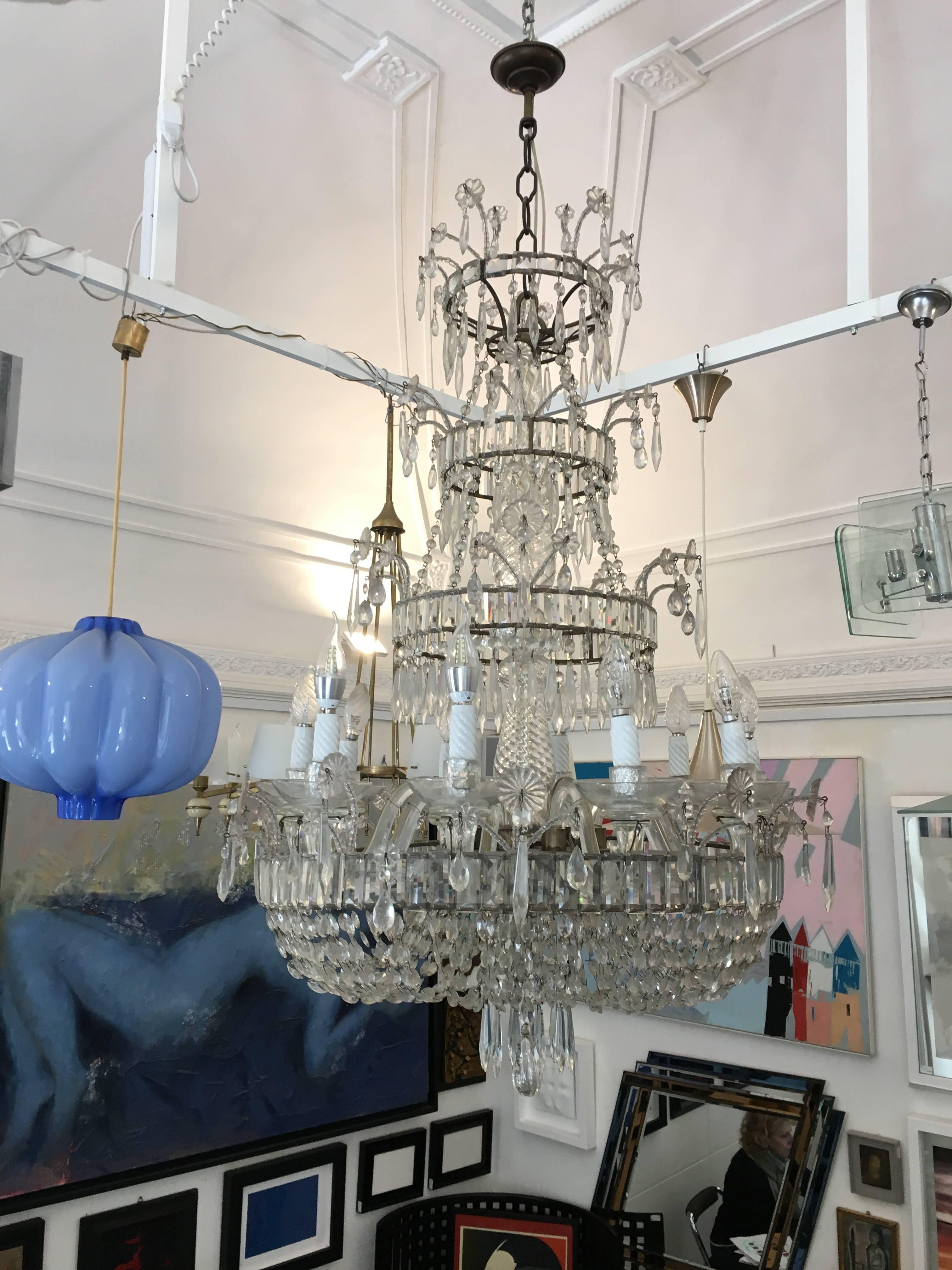 Maestoso lampadario a dodici luci con gocce di cristallo, modello Cristal napoletano del XIX secolo.
