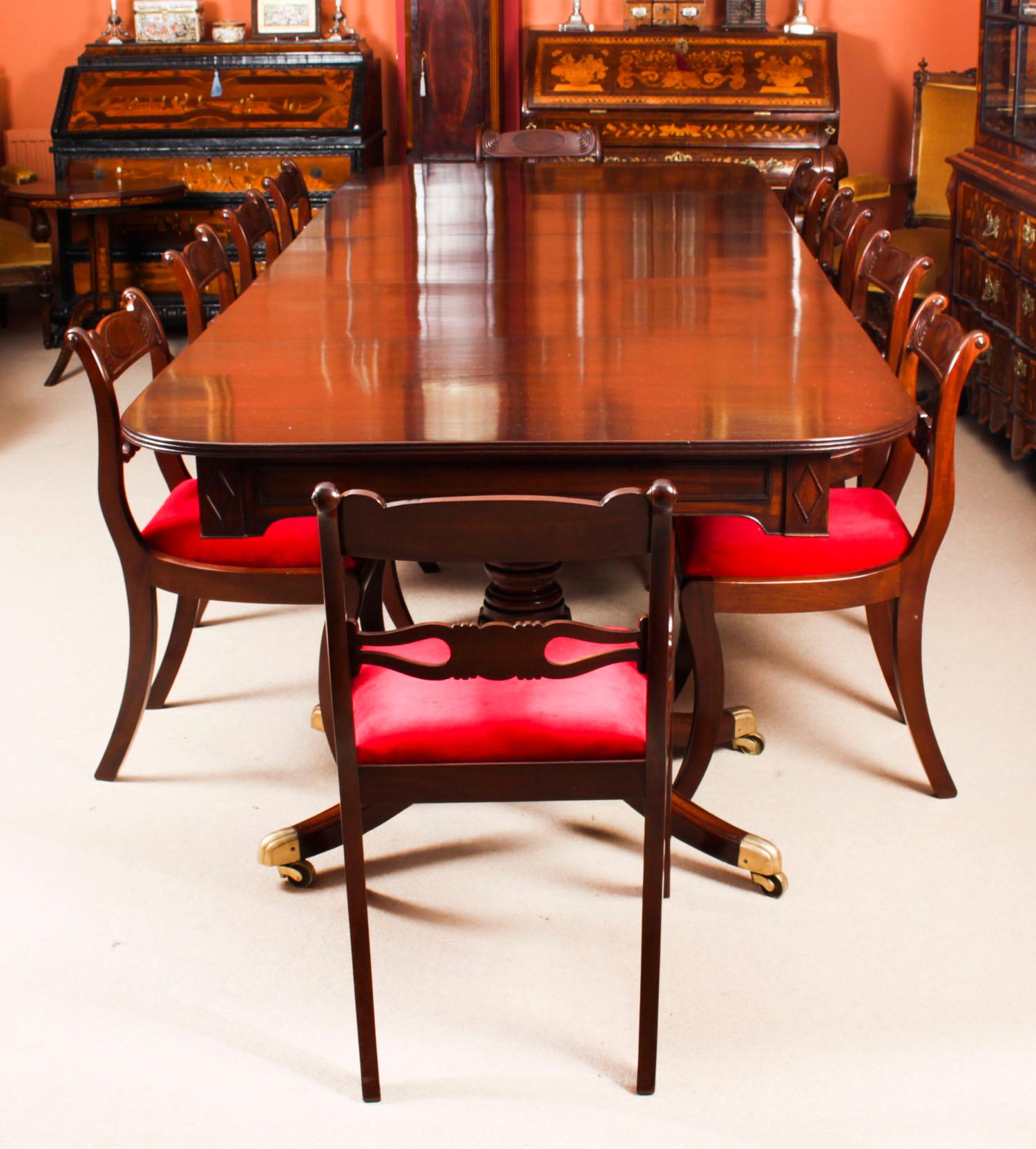 This is an elegant dining set comprising an antique Regency dining table with a set of ten Regency dining chairs, all dating from circa 1820.

The table is of rectangular form with rounded corners and reeded edge. It is raised on twin 