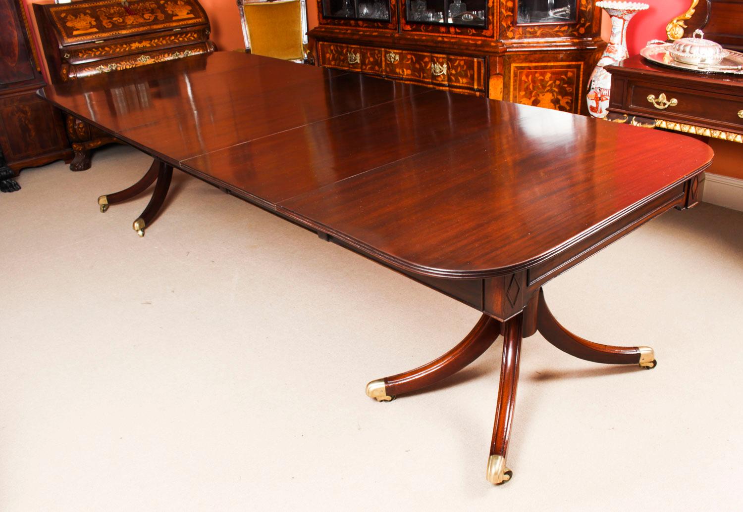 Antique Twin Pillar Regency Dining Table and 10 Regency Chairs, 19th Century In Good Condition In London, GB