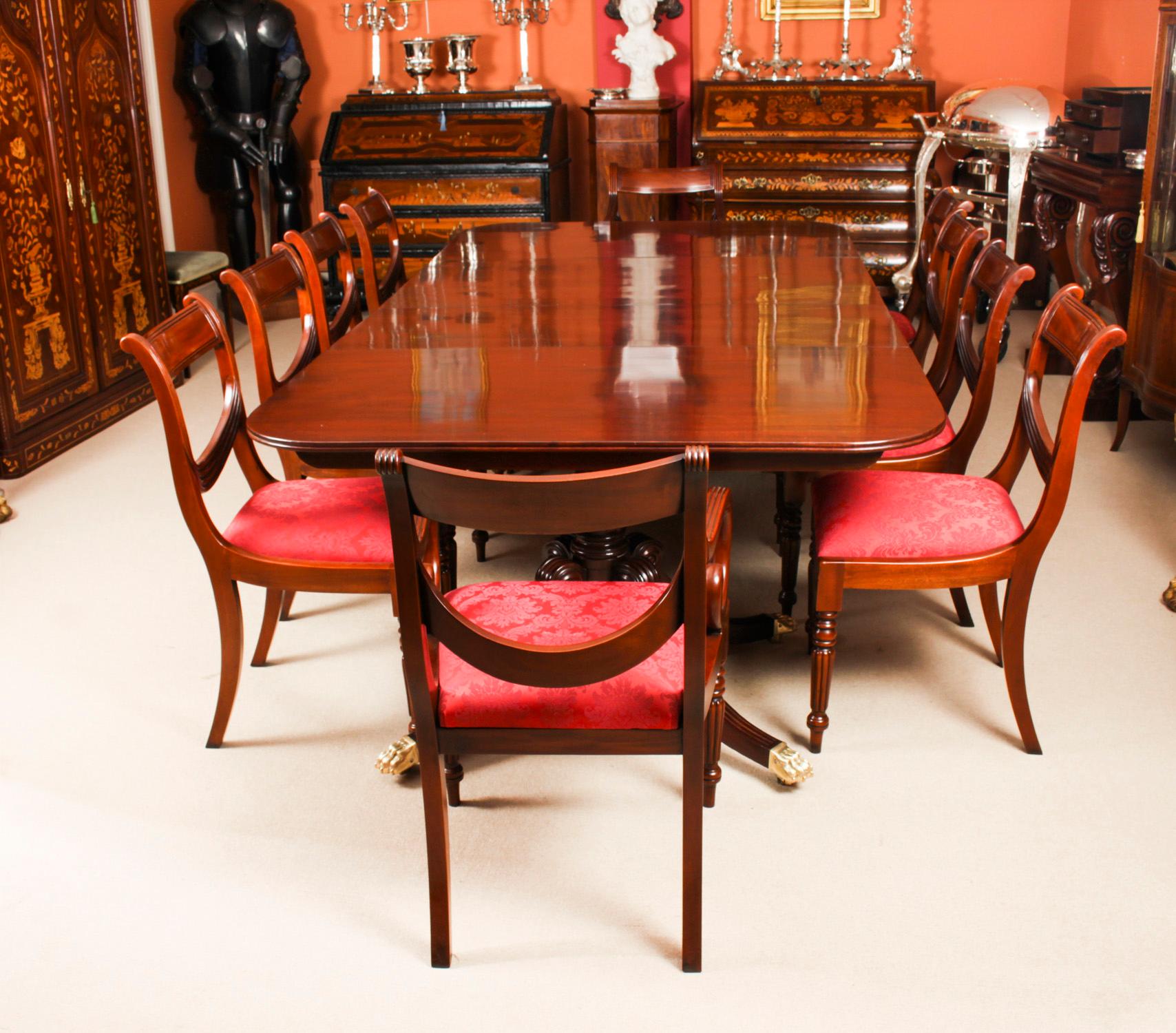 Il s'agit d'un élégant ensemble de salle à manger comprenant une table antique de style Regency datant de 1820 et un ensemble vintage de dix chaises de style Regency Revival à dossier en accordéon....

La table est de forme rectangulaire avec des