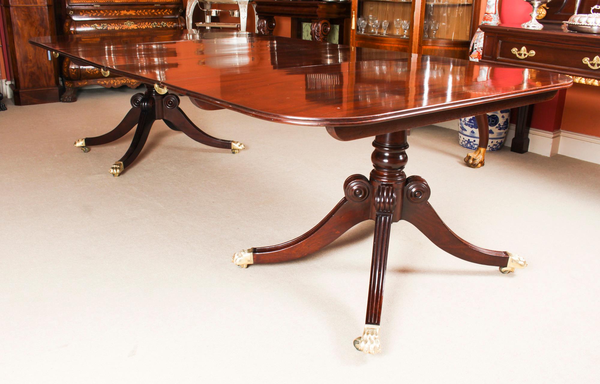 Antique Twin Pillar Regency Dining Table 19th C & 10 Regency Swag Back Chairs In Good Condition In London, GB