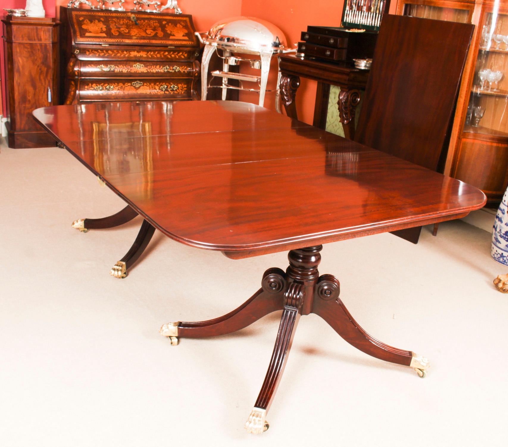 Début du XIXe siècle Ancienne table de salle à manger Regency à deux piliers 19ème siècle et 10 chaises Regency à dossier en forme de guirlande