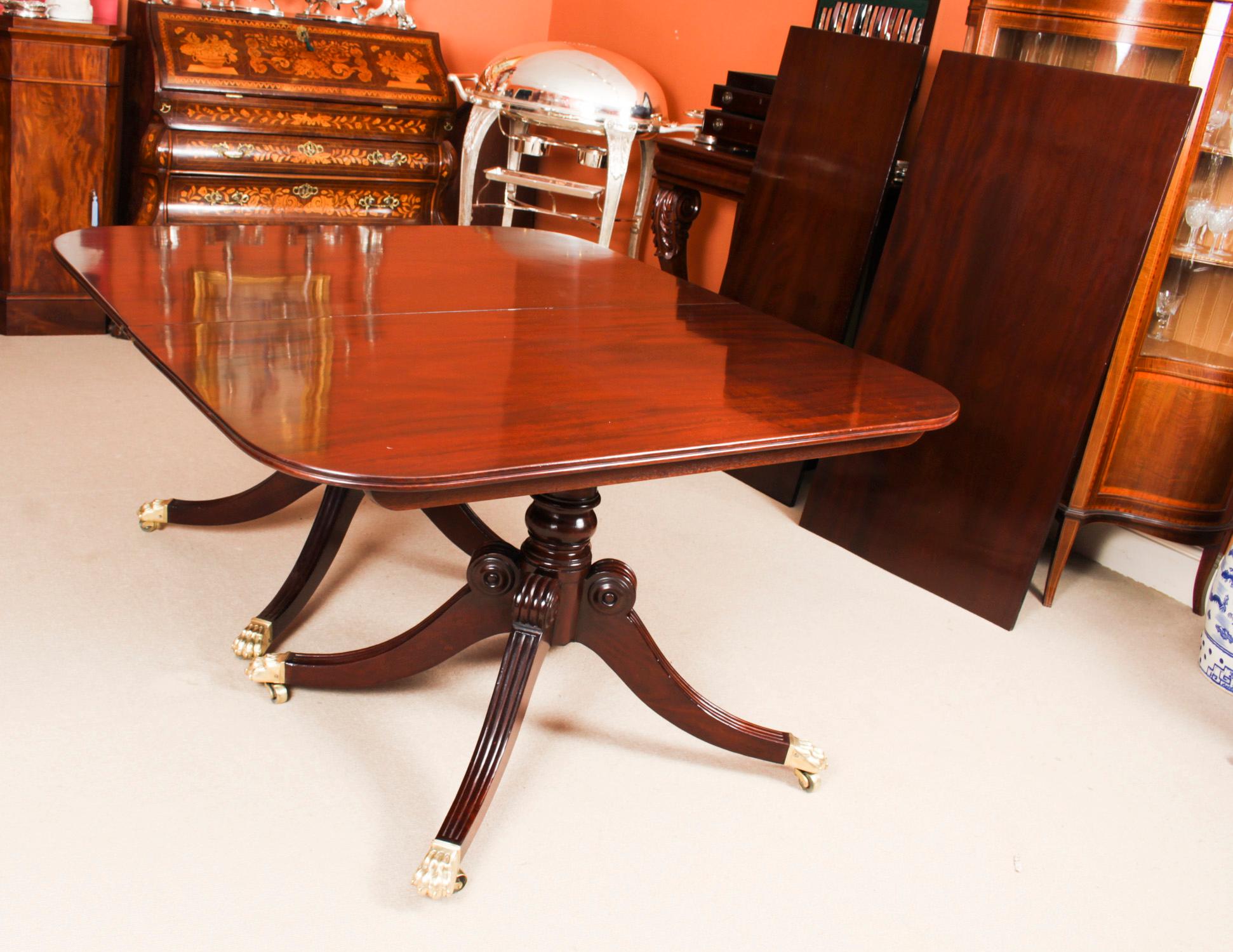 Acajou Ancienne table de salle à manger Regency à deux piliers 19ème siècle et 10 chaises Regency à dossier en forme de guirlande