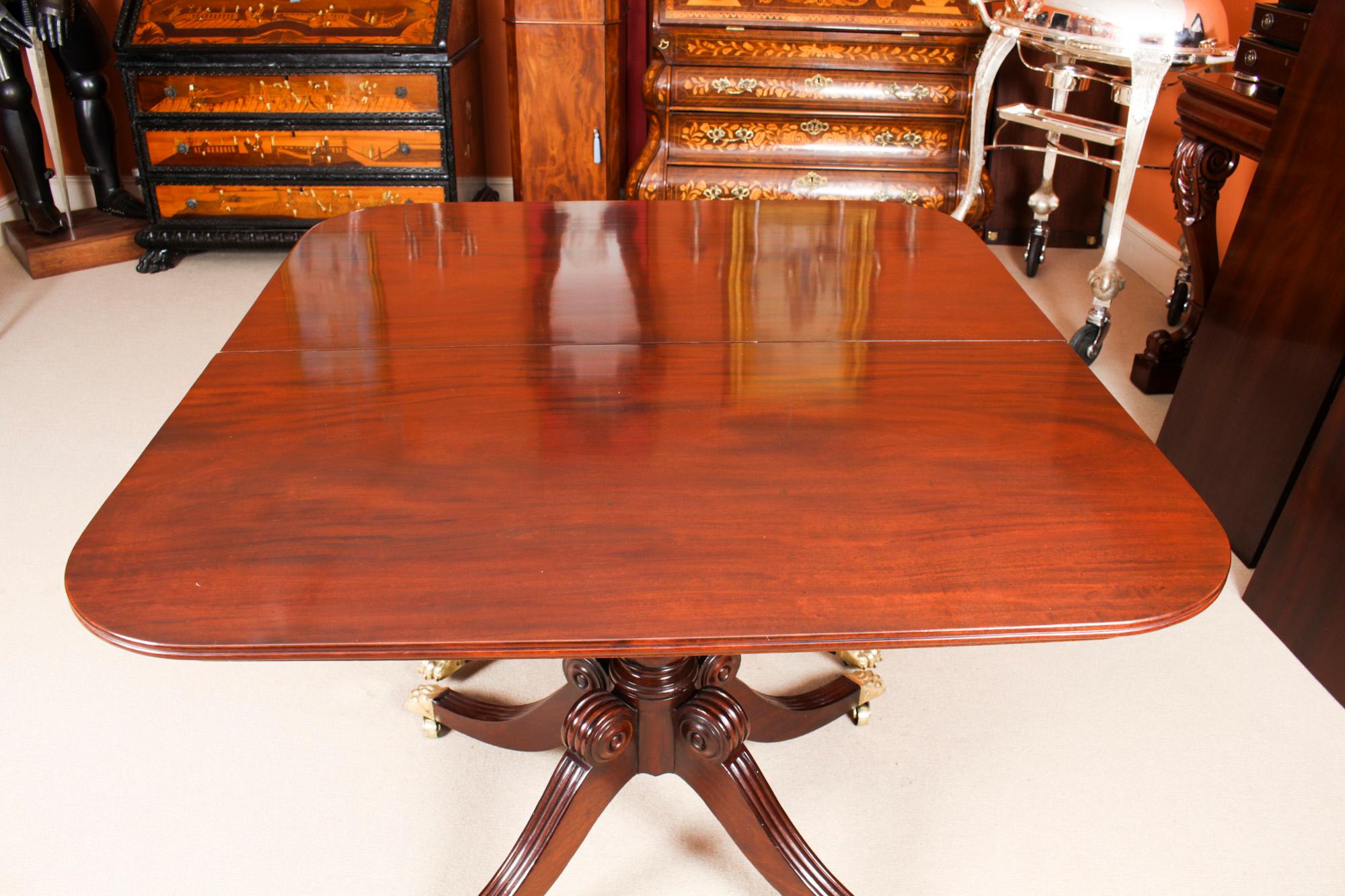 Ancienne table de salle à manger Regency à deux piliers 19ème siècle et 10 chaises Regency à dossier en forme de guirlande 2